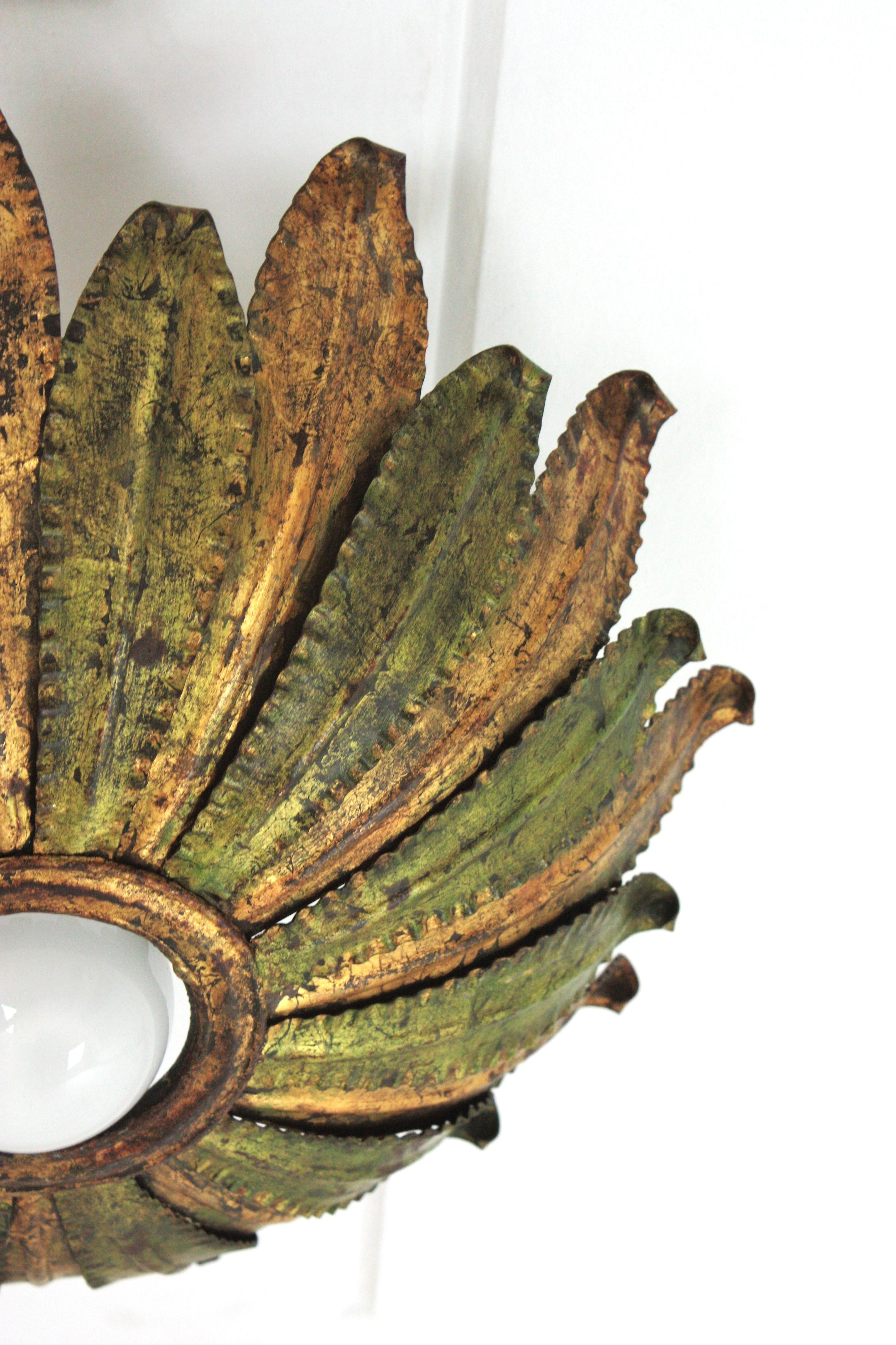 Plafonnier espagnol à feuillage en vert et fer doré, années 1950 en vente 7