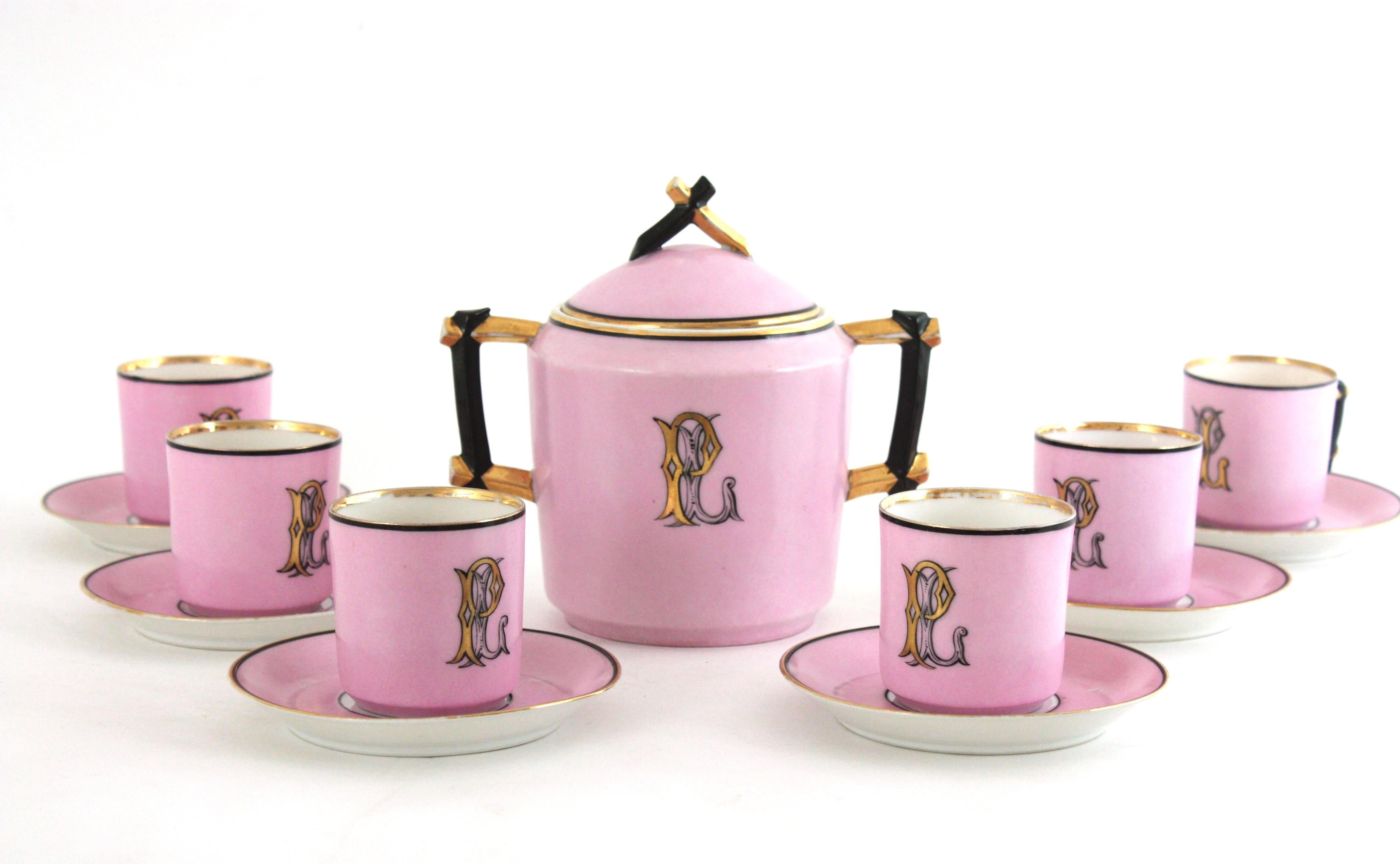 Rosa Porzellan vergoldetes Kaffeeservice für sechs Personen + Zuckerdose mit Deckel. Frankreich, 1930-1940.
Dieses Set besteht aus 6 Kaffee- oder Teetassen, 6 Untertassen und 1 Zuckerdose mit Henkel.
Auffälliger rosafarbener Hintergrund mit Akzenten