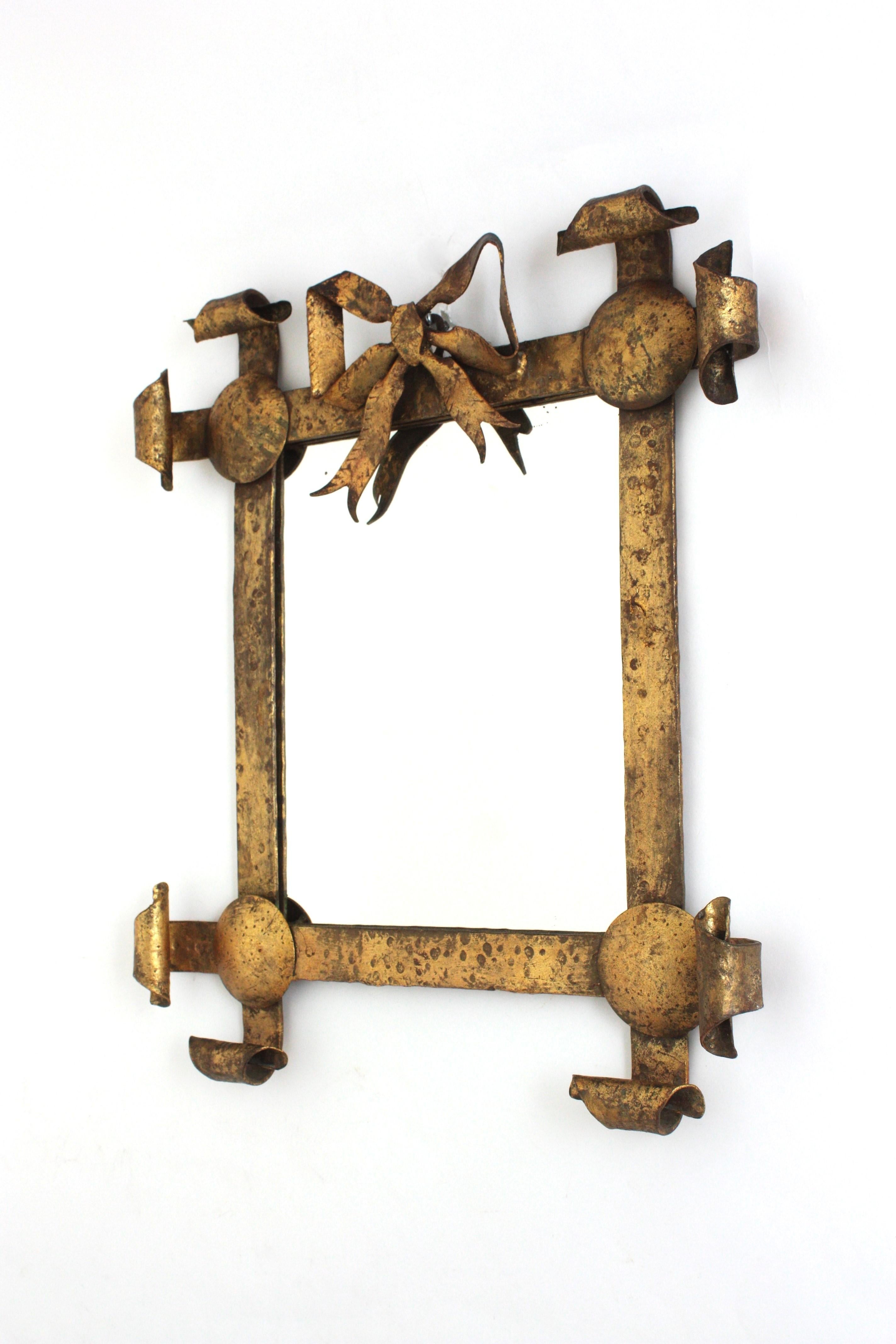 Miroir d'angle en fer forgé doré, Espagne, années 1940 en vente 3