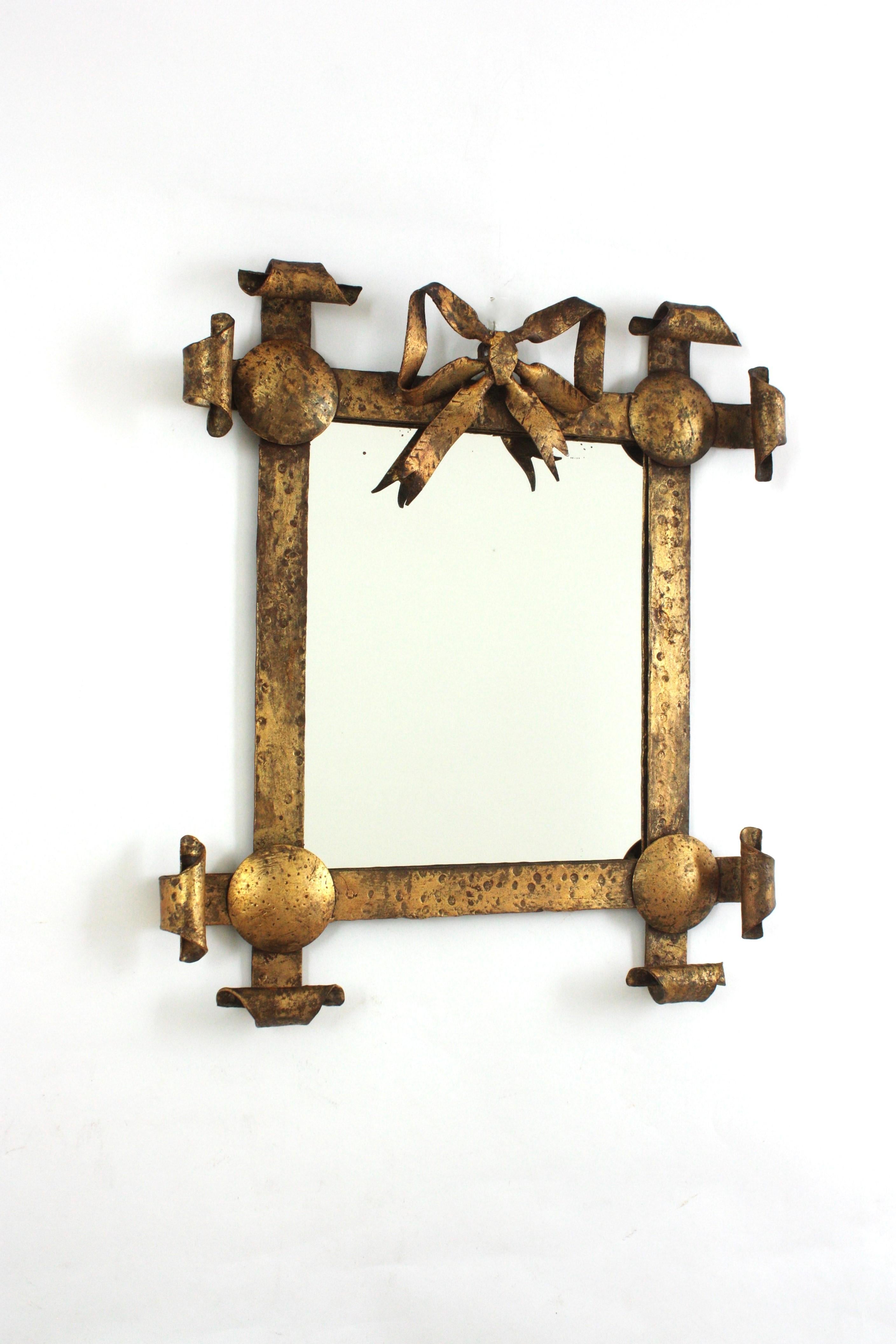 Miroir à arc espagnol unique avec design en croix, fer forgé, feuille d'or
_________________________________________________________________________
Miroir croisé en fer forgé avec écusson en ruban noué par un nœud et coins croisés terminés par une