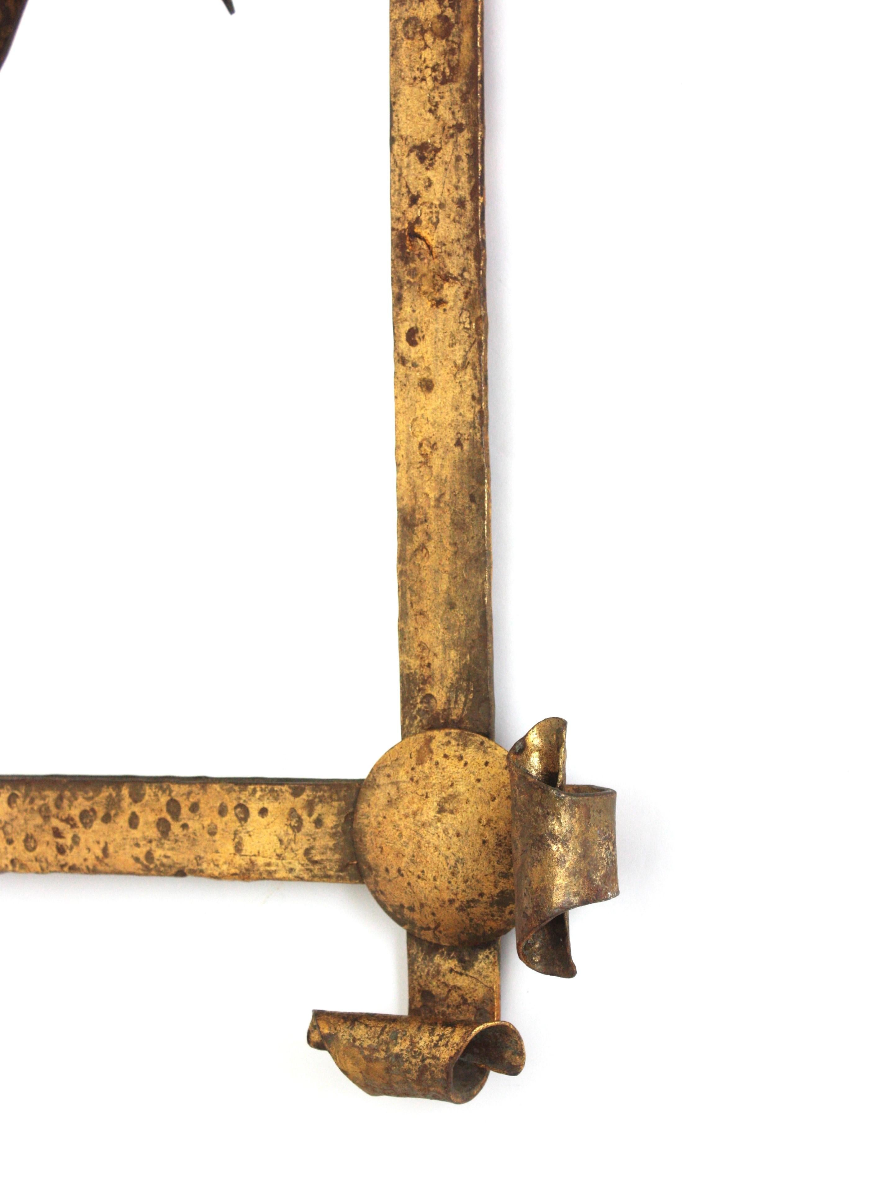 Miroir d'angle en fer forgé doré, Espagne, années 1940 en vente 4