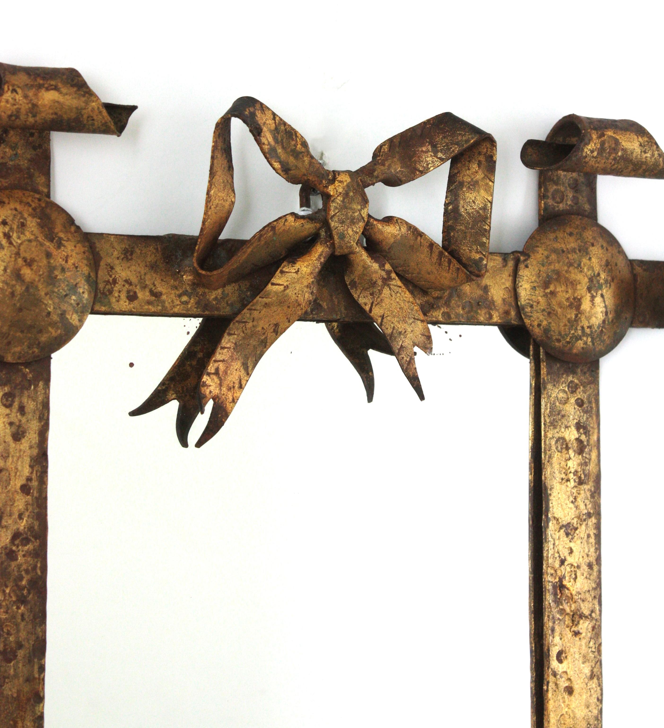Forgé Miroir d'angle en fer forgé doré, Espagne, années 1940 en vente