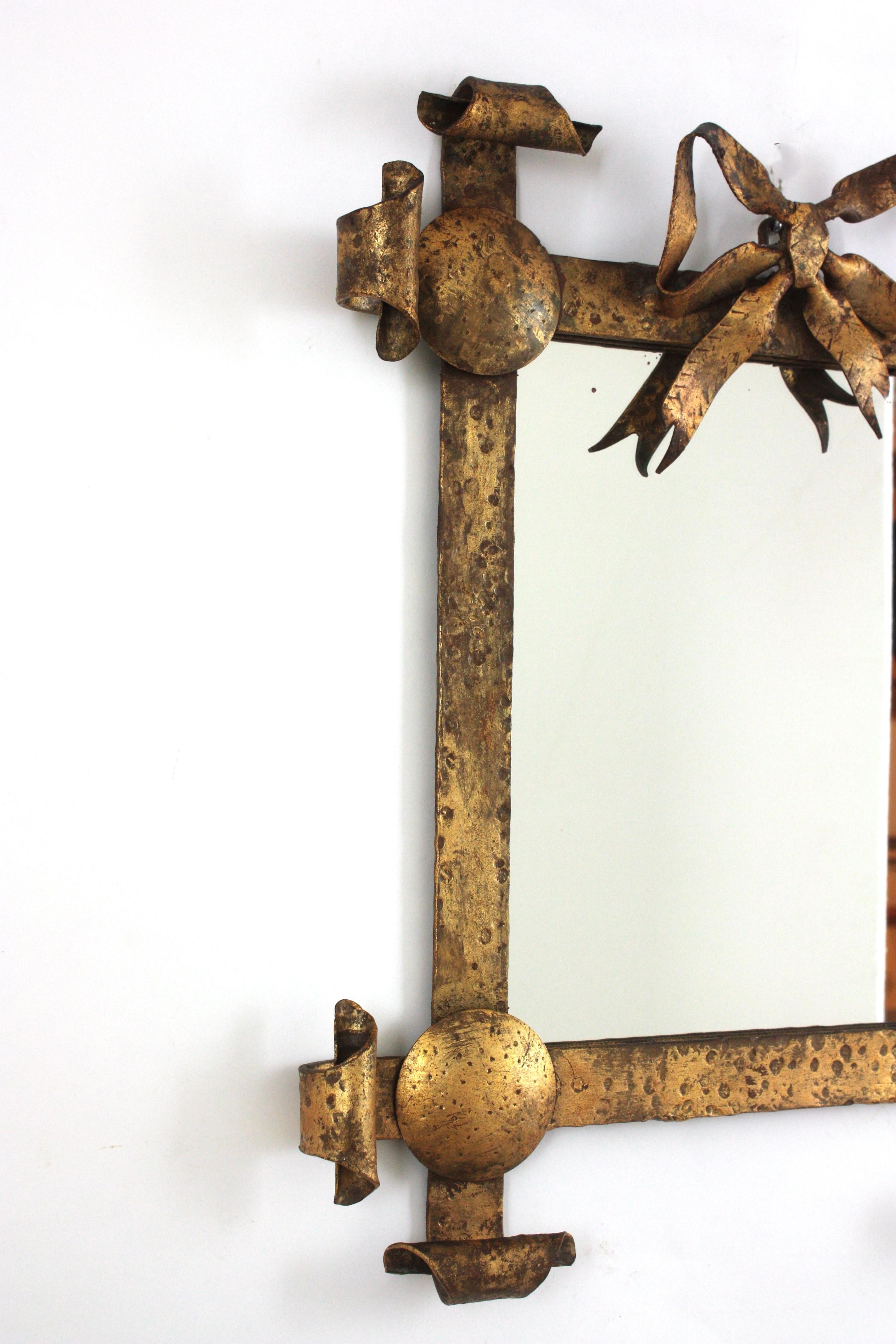Espagnol Miroir d'angle en fer forgé doré, Espagne, années 1940 en vente