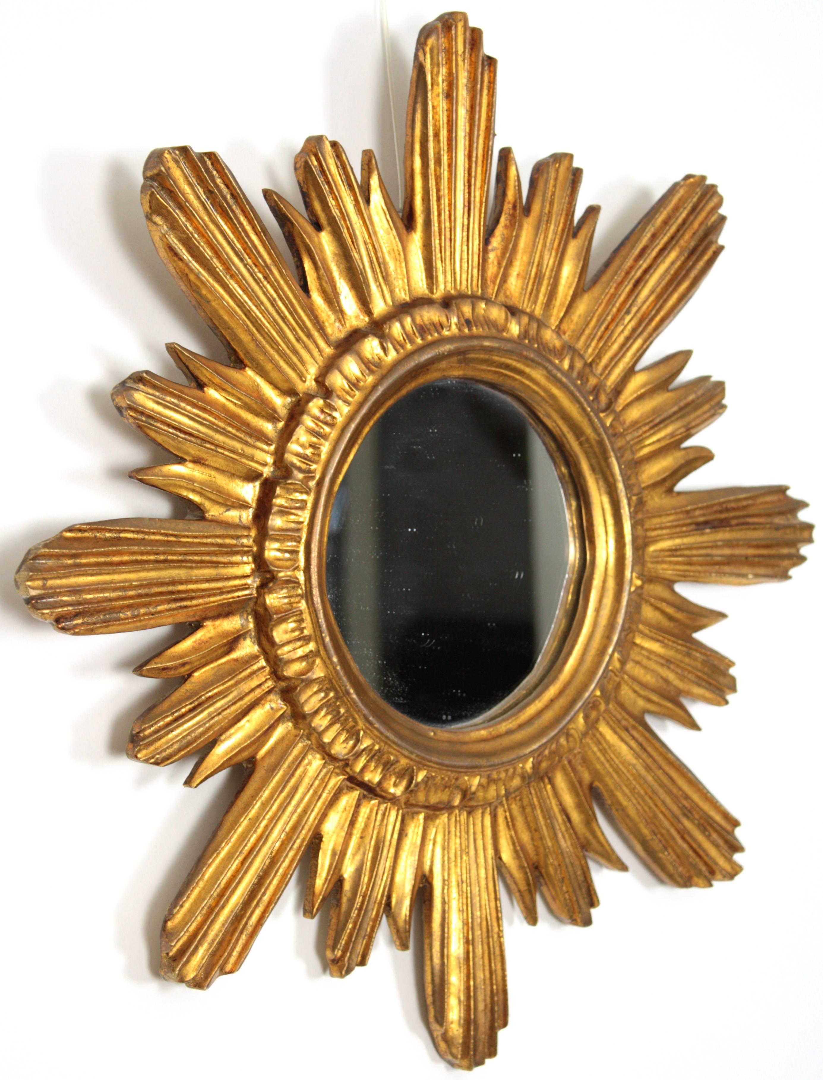 Amazing 1960s spanish gilt resin and wood sunburst mirror. Highly decorative piece that is in excellent vintage condition and it has a gorgeous original patina, Spain, circa 1960.