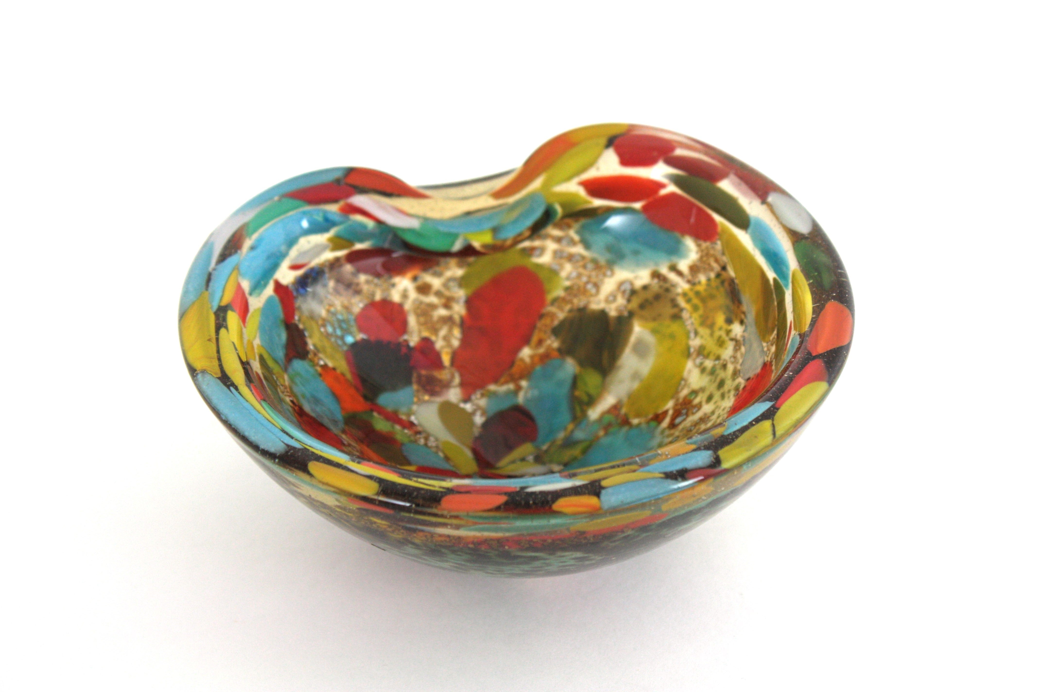 Italienische Schale aus mehrfarbigem Muranoglas, 1960er Jahre im Angebot 1