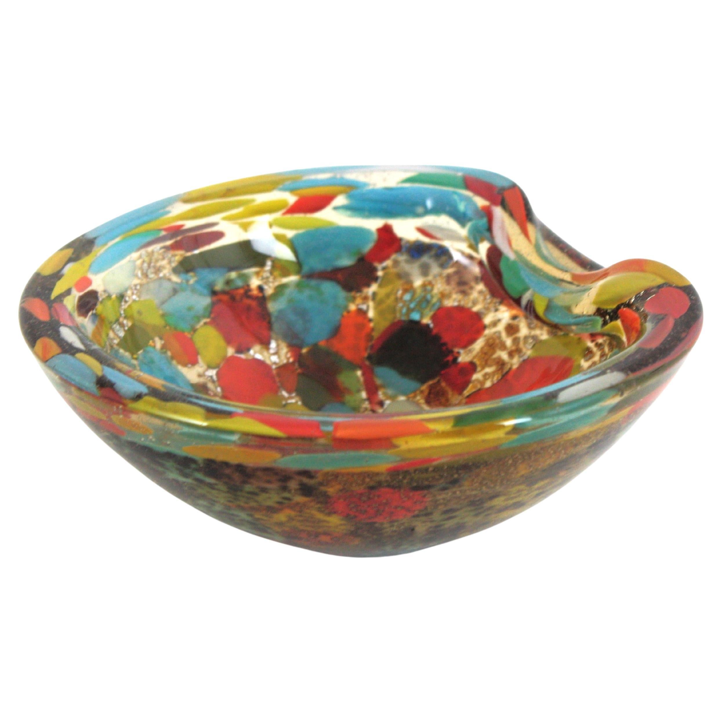 Einzigartige Schale aus mehrfarbigem Murrine-Kunstglas, Italien, 1950-1960er Jahre.
Farbenfrohe Murano Millefiori Schale aus organischem Glas mit silbernen Flecken und gedrucktem Tiermotiv auf der Unterseite. 
Diese Millefiori-Schale aus Murano-Glas