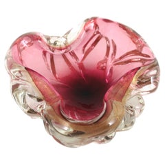 Cuenco o cenicero de vidrio artístico italiano Seguso Murano Sommerso rosa con motas doradas, 1950
