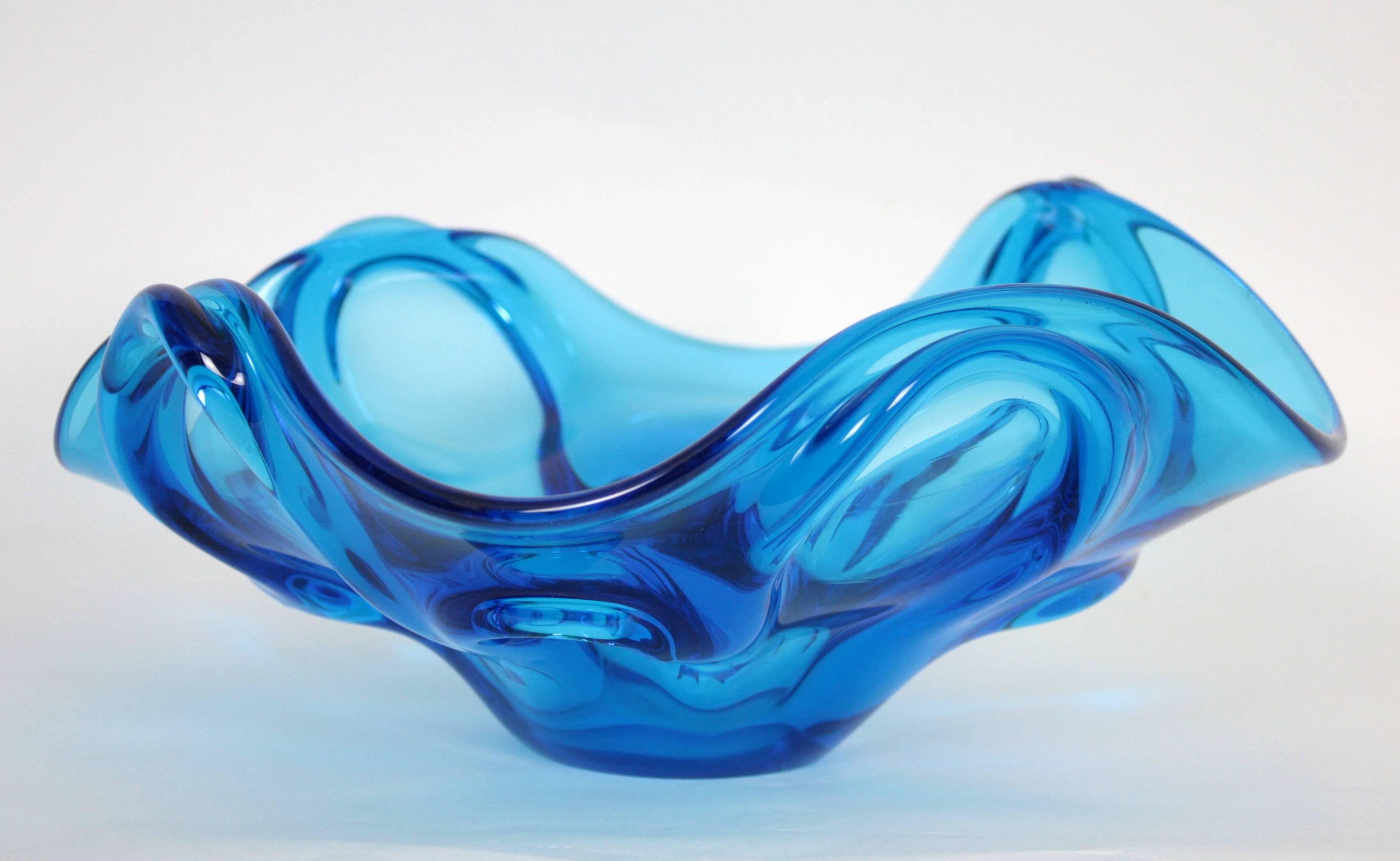 Sculptural handblown Murano glass centerpiece in a very beautiful bluebird blue color. Highly decorative flower shape.
Italy, 1960s.

Available more Murano glass pieces:
Please, kindly check our storefront.