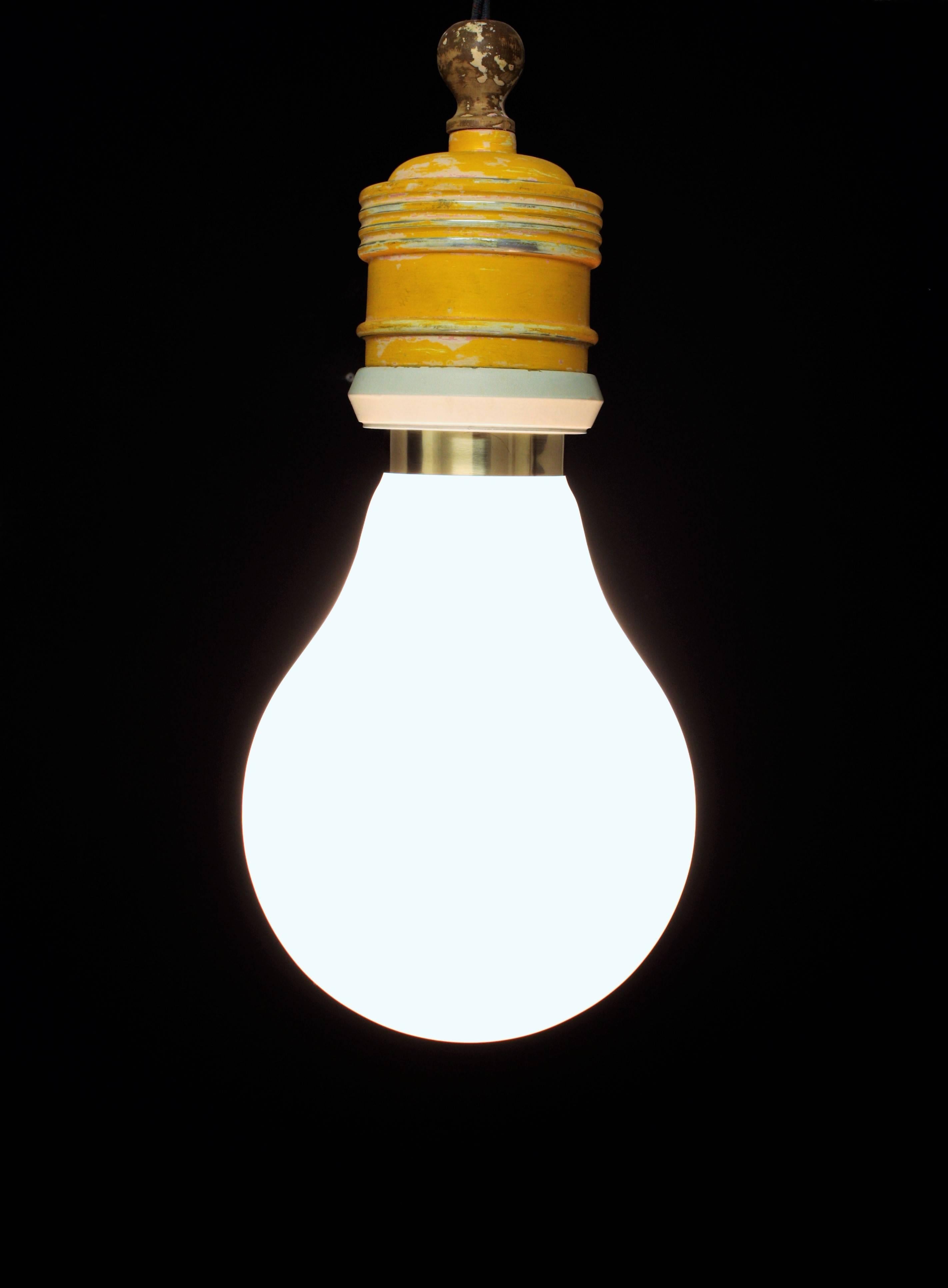 Metalarte Riesenbirnen-Pendelleuchte, hergestellt in Spanien Ende der 1960er Jahre. 
Diese schöne Lampe war ein Modell, das Metalarte im Stil der Bulb-Bulb-Lampe anfertigte, die Ingo Maurer 1965 für Design M entwarf.
Sie besteht aus einem riesigen