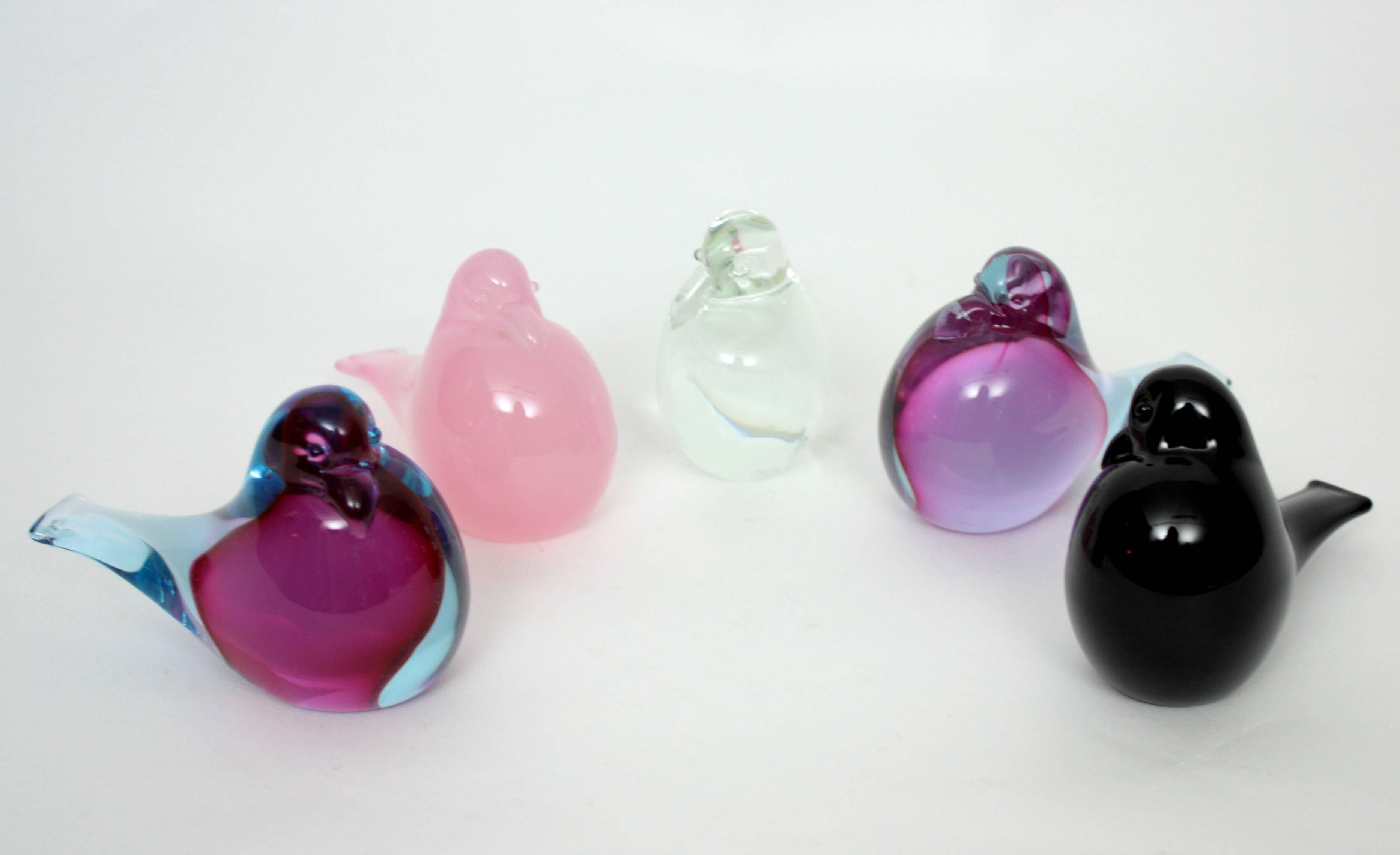 Beautiful set of five labelled Archimede Seguso Murano glass bird sculptures in different colors: One in clear glass, one in black glass, one in pink alabastro glass and two in sommerso pink-purple and clear glass.

All of them labelled and in