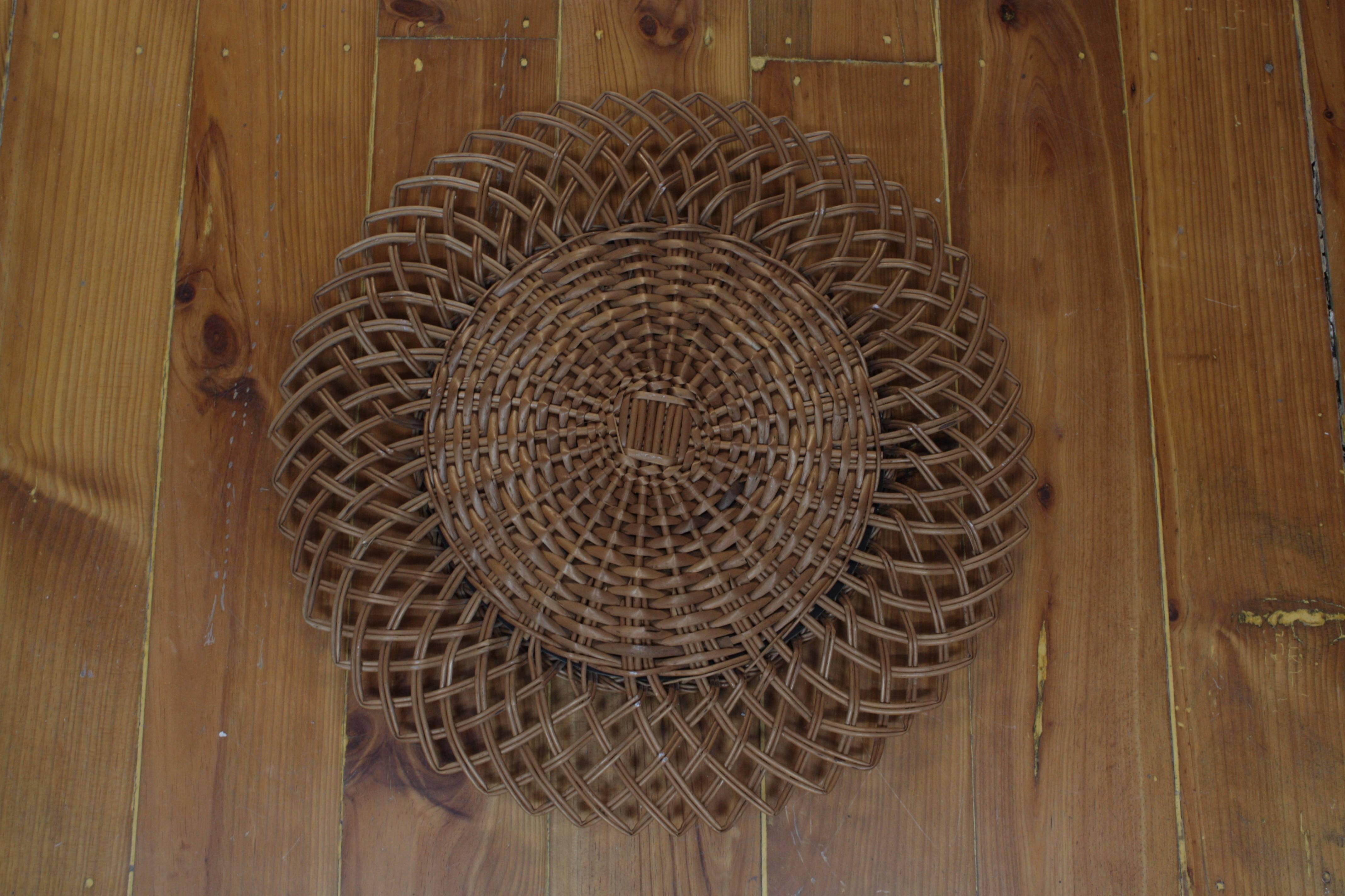 Mid-Century moderno Specchio spagnolo a raggiera in vimini intrecciato e rattan, anni '60 in vendita