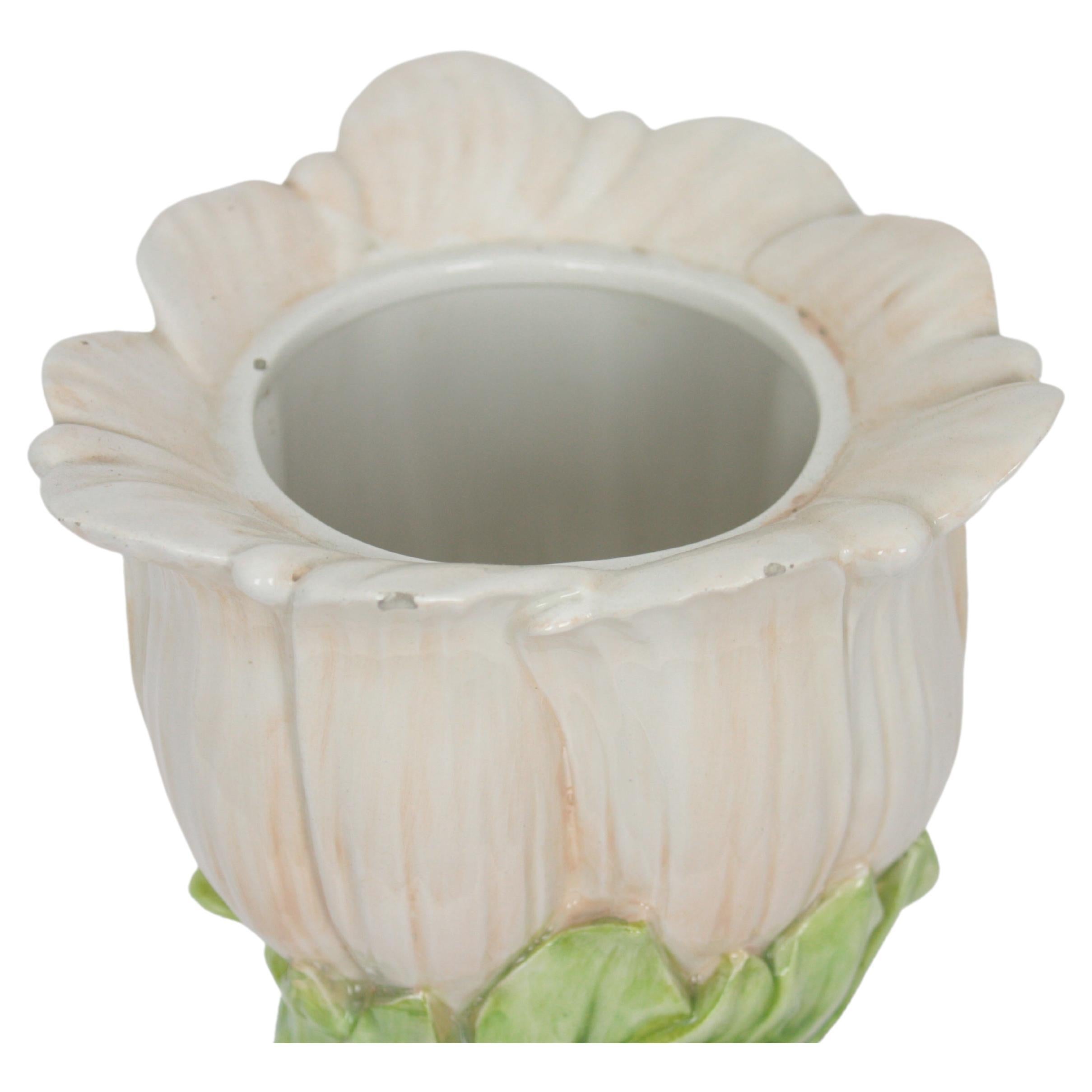 Liberty Schmetterlingsvase aus rosa, weiß-weiß-grüner Majolika-Keramik (Glasiert) im Angebot