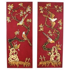Paar polychrome Wandpaneele im Chinoiserie-Stil mit rotem Lack, mit Vögel- und Blumenmotiv