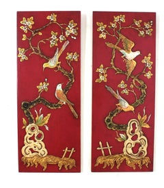 Paar polychrome Wandpaneele im Chinoiserie-Stil mit rotem Lack, mit Vögel- und Blumenmotiv