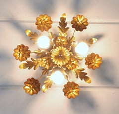 Grand lustre de plafond à motifs floraux et feuillage en forme de rayons de soleil, en métal doré, France, années 1940