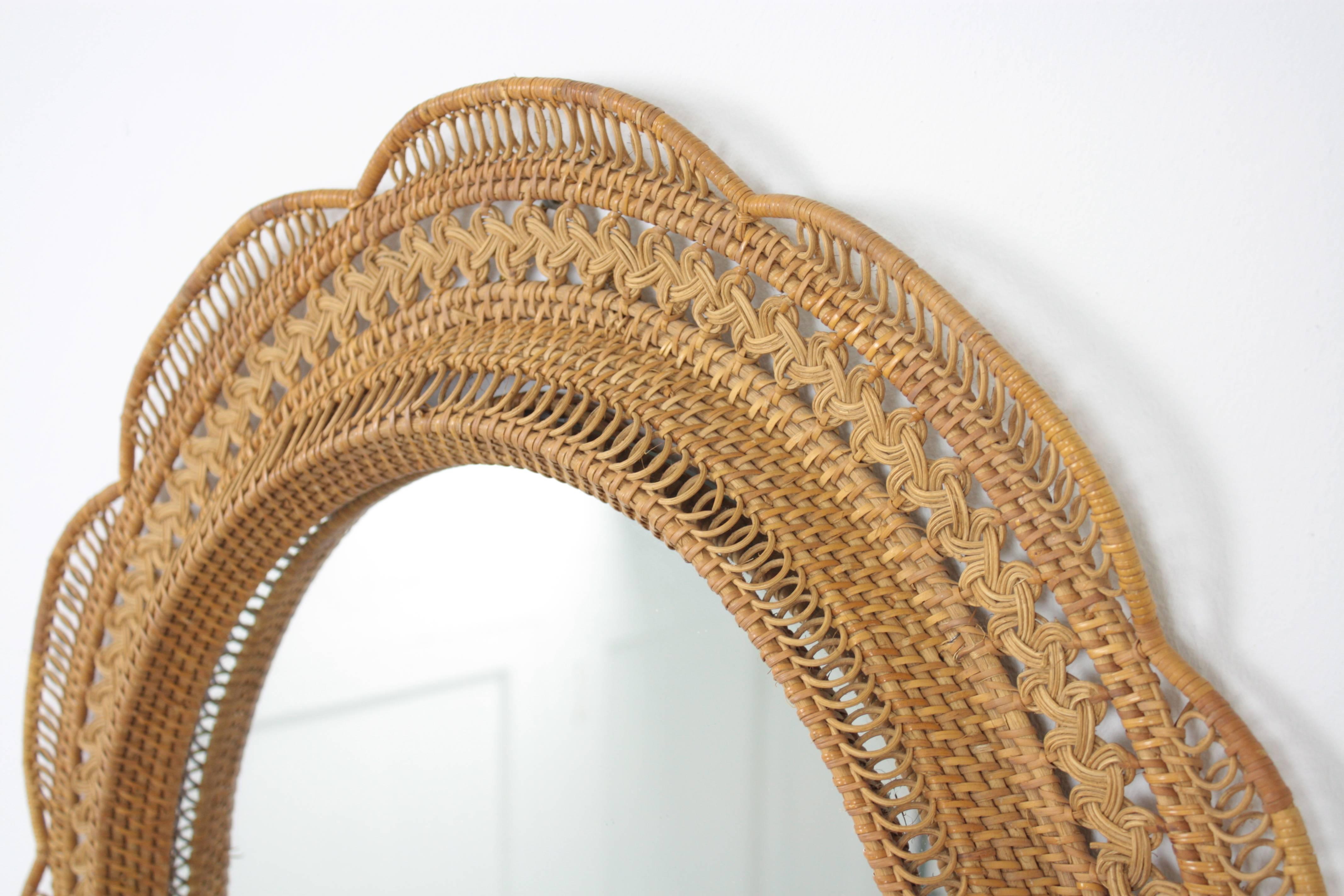 An spectacular wicker mirror handcrafted in Spain at the sixties. The flower burst frame shows an amazing wicker filigree work in an excellent vintage condition. A fresh an stylish piece to place alone or to mix with other mirrors in a wall