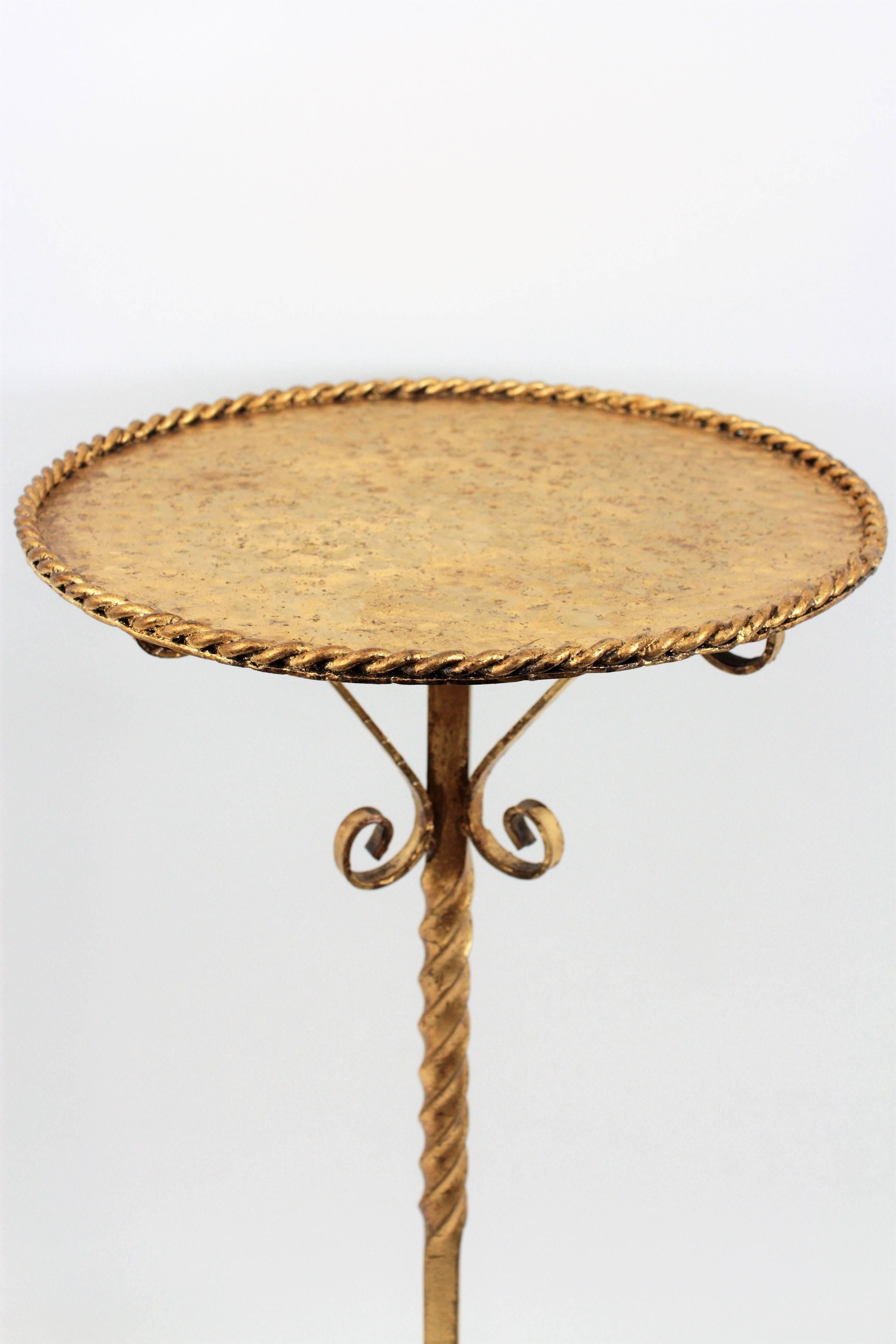 An Spanish wrought iron guéridon table with gold leaf finish. Beautiful to use as a candles stand, side table or drinks table or smokers table,
Spain, 1960s.

Available mores piece in this manner: please, kindly check our storefront and follow