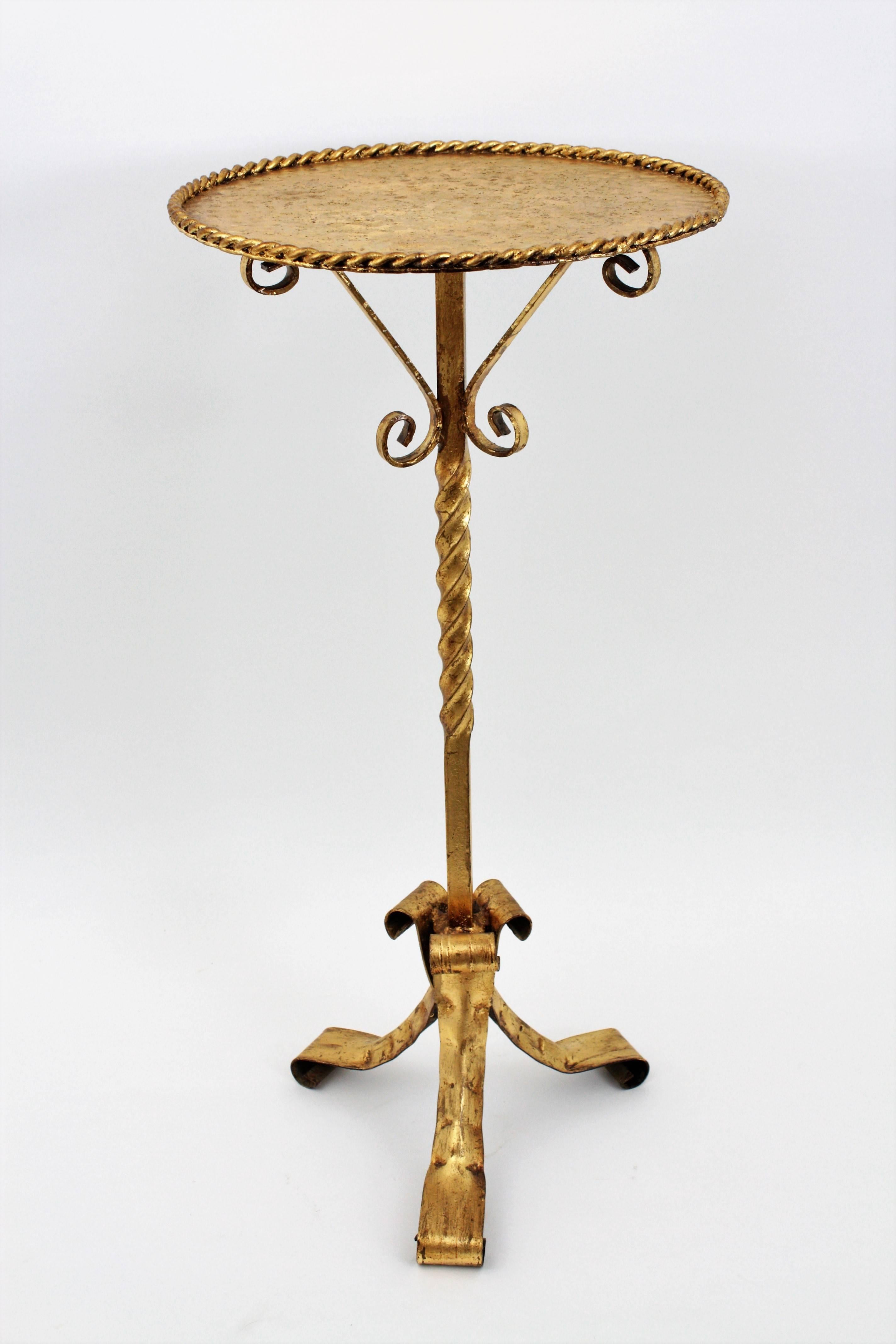 Spanish 1960s Ornate Gilt Iron Hand-Hammered Guéridon Table In Excellent Condition In Barcelona, ES