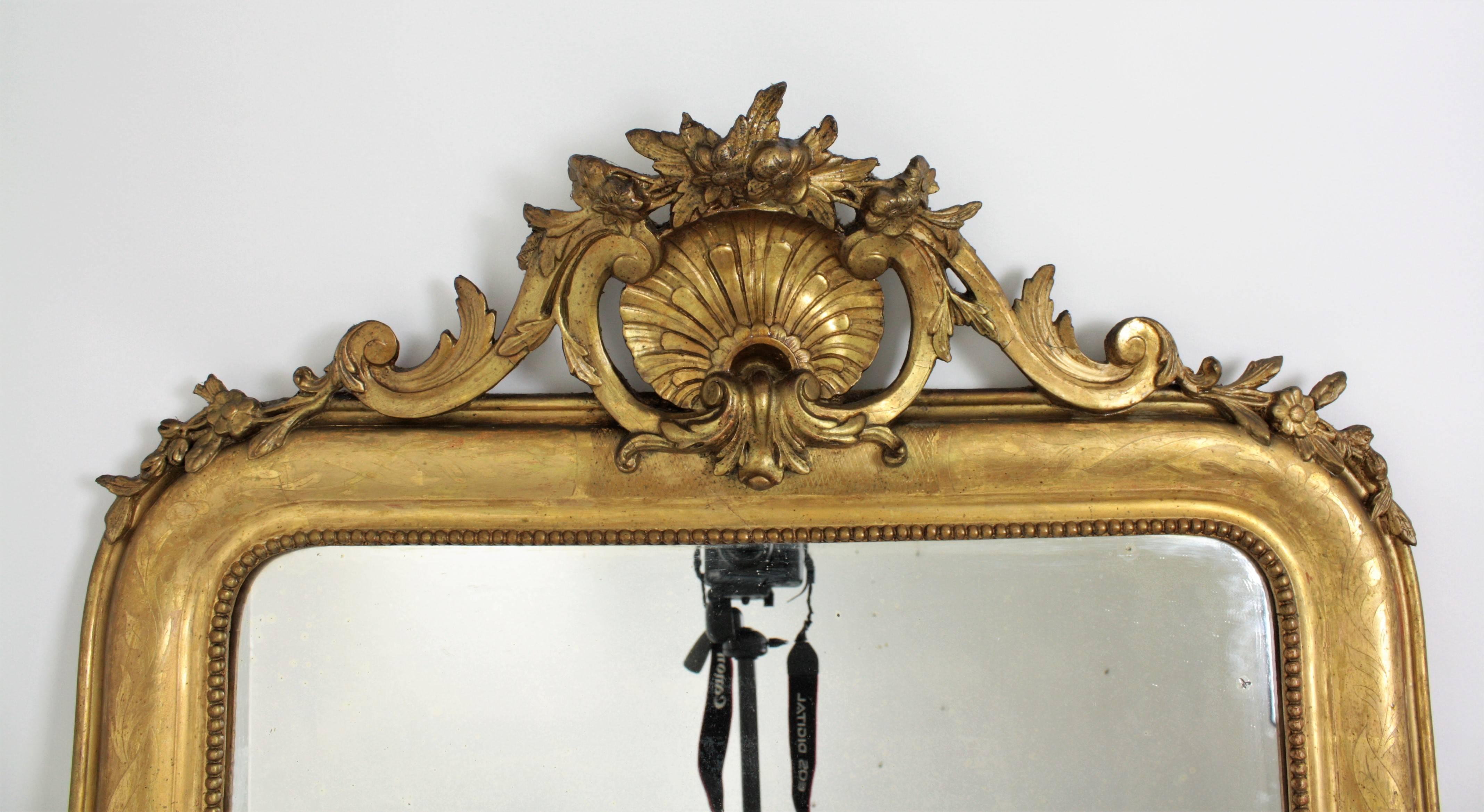 Antique French 19th Century Louis Philippe Gold Leaf Giltwood Coquille Mirror In Excellent Condition In Barcelona, ES