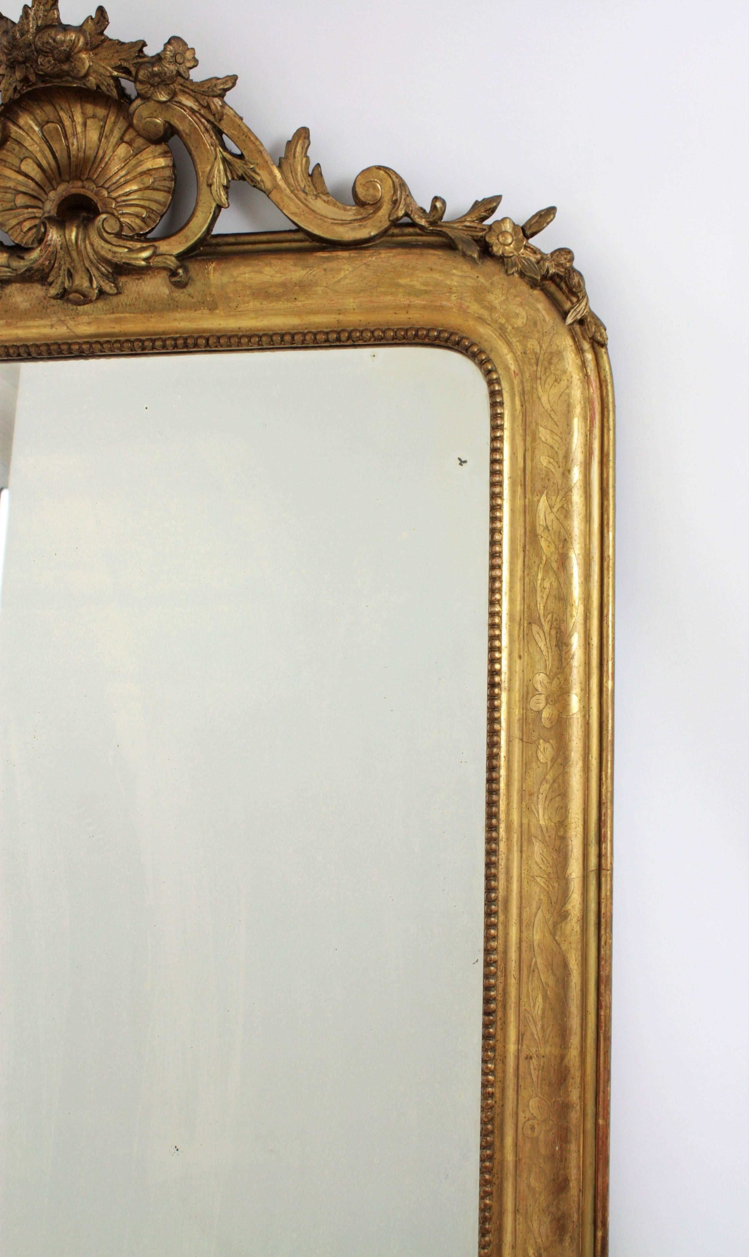 Wood Antique French 19th Century Louis Philippe Gold Leaf Giltwood Coquille Mirror