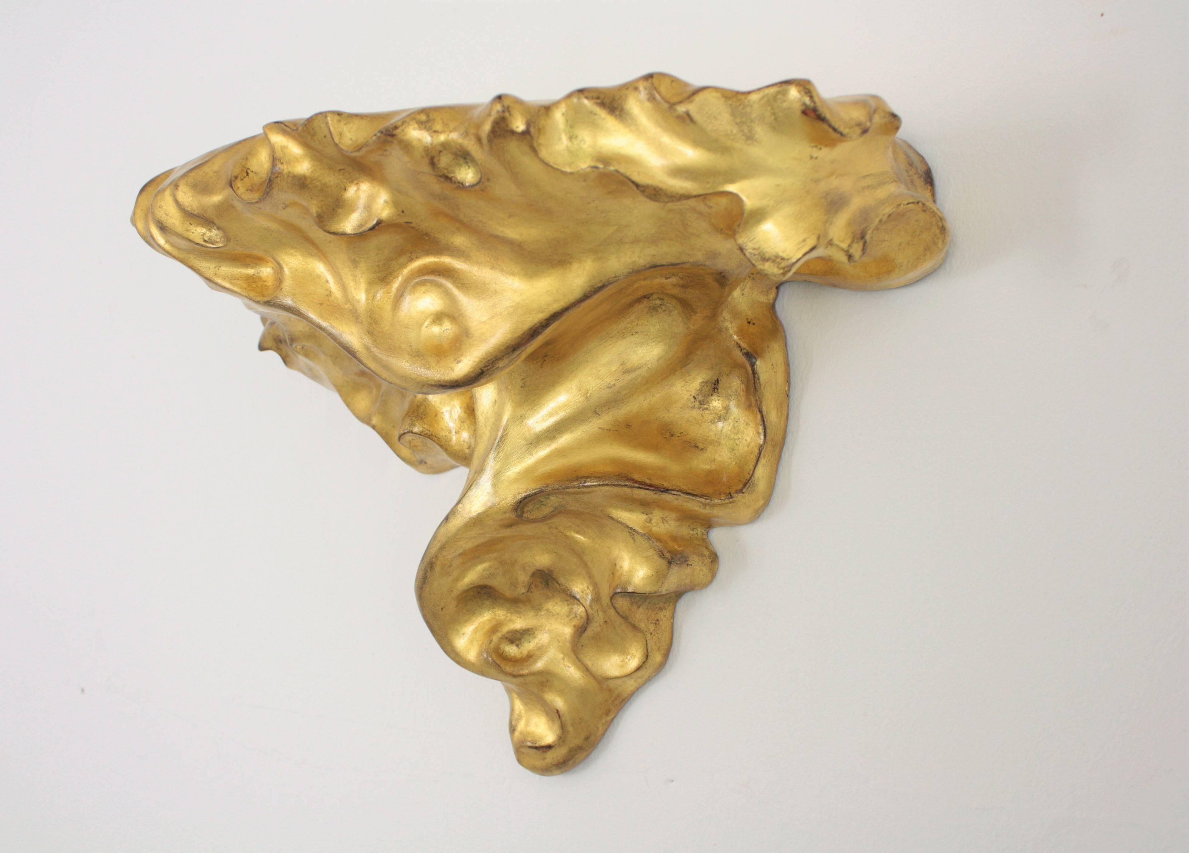 Sculpté Console murale Antoni Gaud Art Nouveau en bois doré à la feuille d'or en vente