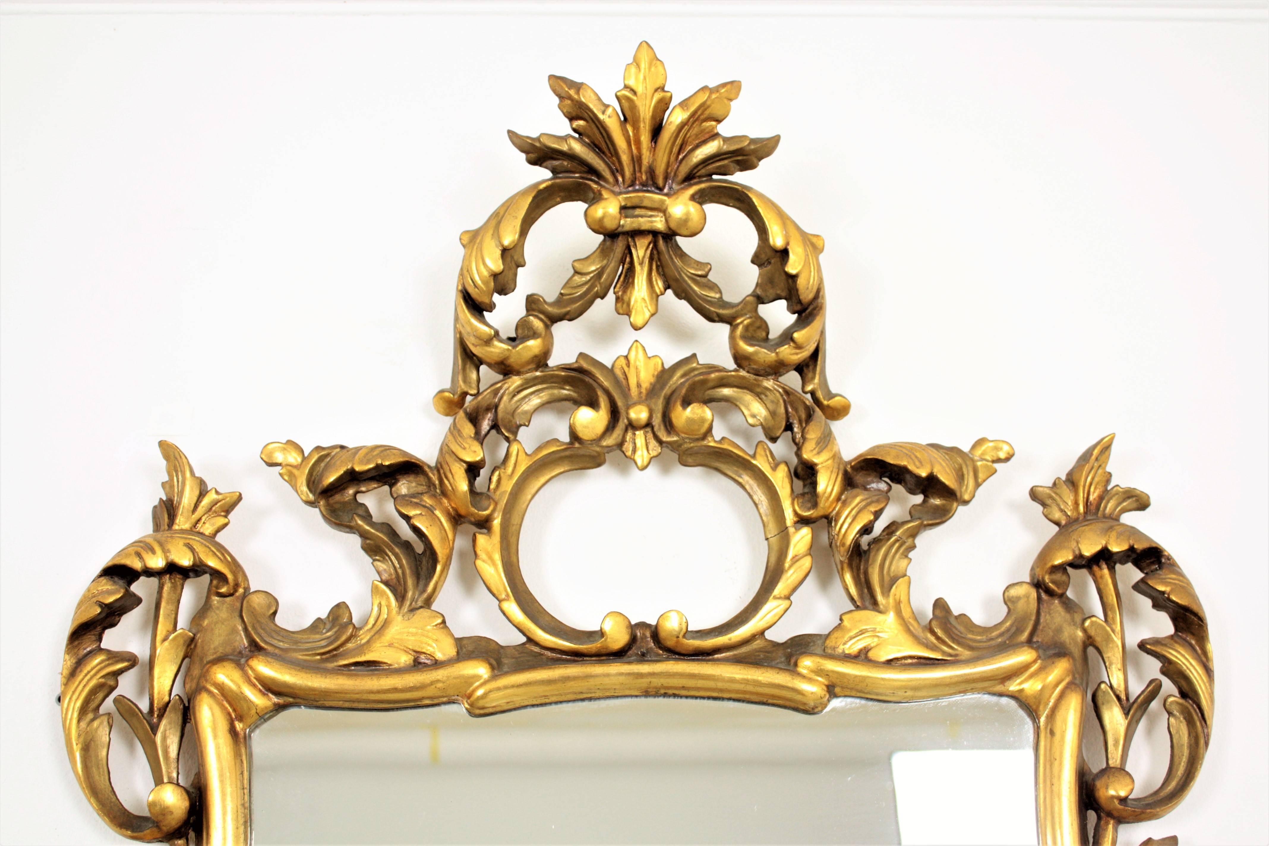 19th Century, Spanish, Rococo Style Finely Carved Giltwood Mirror In Excellent Condition In Barcelona, ES