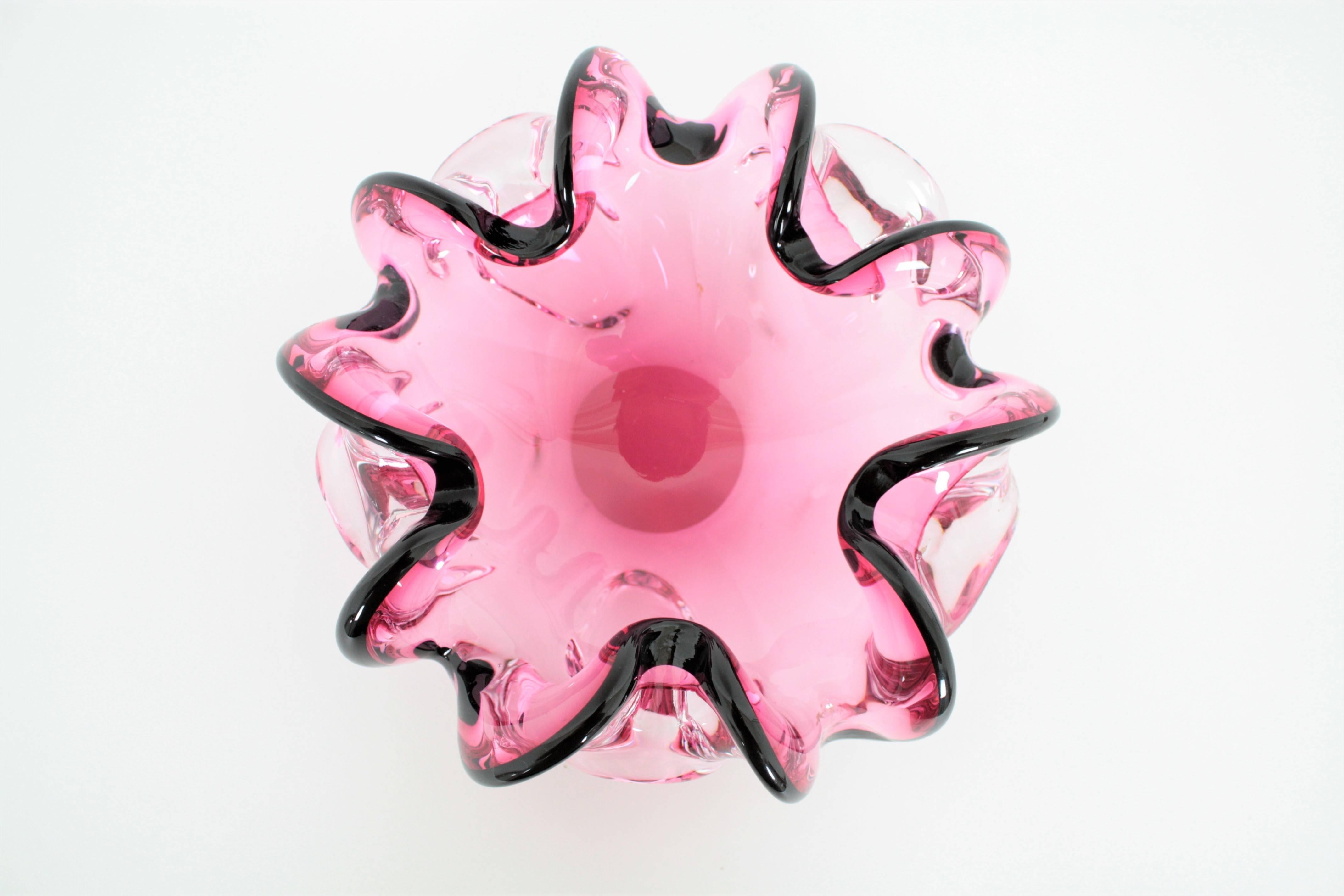 Gorgeous handblown Murano art glass bowl in Pink and black colors. The black edge cased into pink glass and the large size make this Murano glass piece highly decorative.
Lovely to be used as candy bowl, jewerly bowl or vide-poche, 
Italy,
