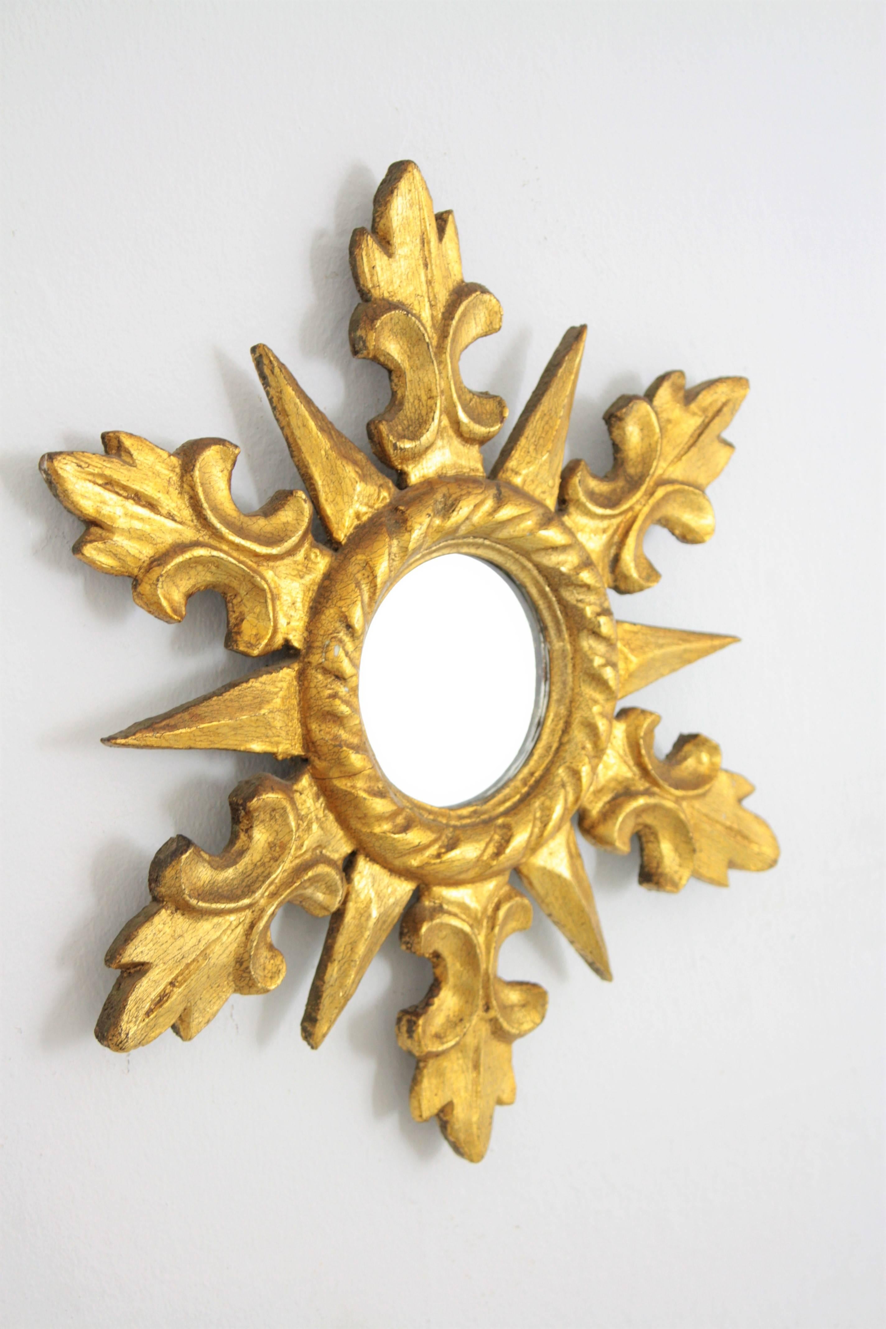 1950s Spanish Hollywood Regency Carved Giltwood Mini Sunburst Mirror In Excellent Condition In Barcelona, ES