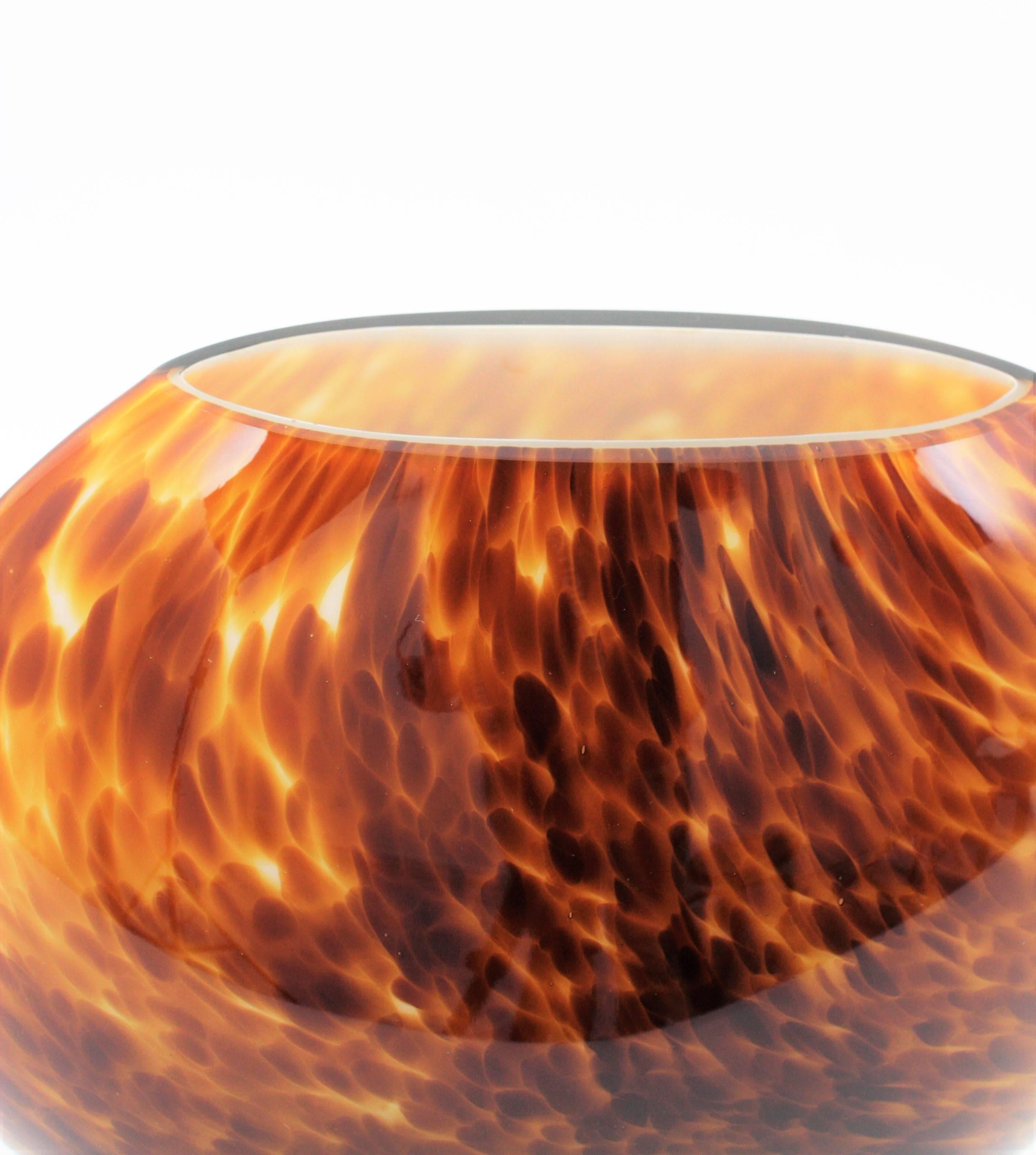 An spectacular handblown Murano glass globe vase with a decorative tortoiseshell effect. The interior part is covered by opaline white glass,
Italy, 1960s.


Available a huge collection of Murano glass pieces please kindly check our storefront