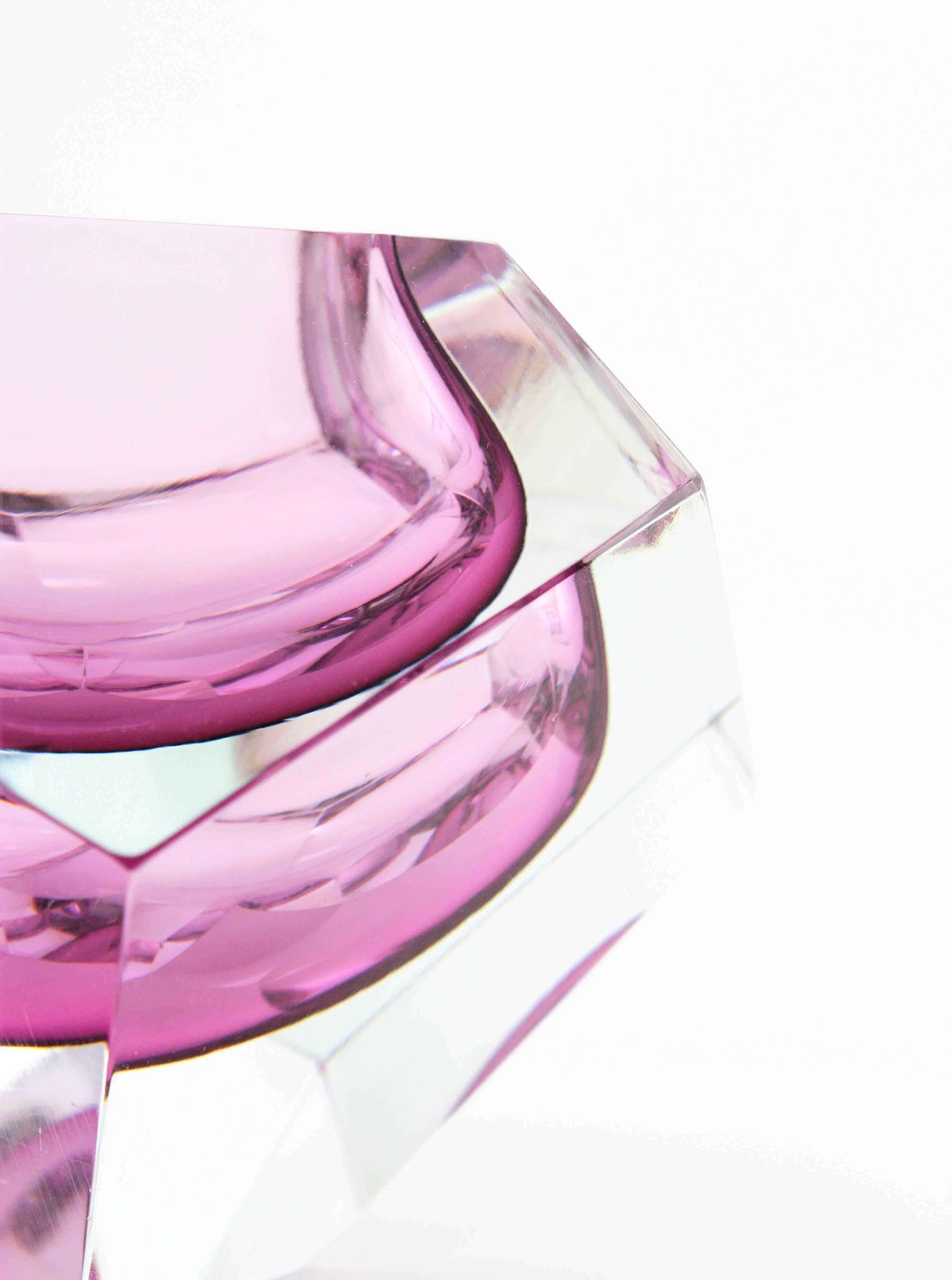 A beautiful and colorful giant size Sommerso faceted Murano glass bowl attributed to Flavio Poli. Cranberry Pink glass cased into clear glass and a highly decorative eight faces geometric design.
Beautiful to use it as bowl, ashtray, jewelry bowl