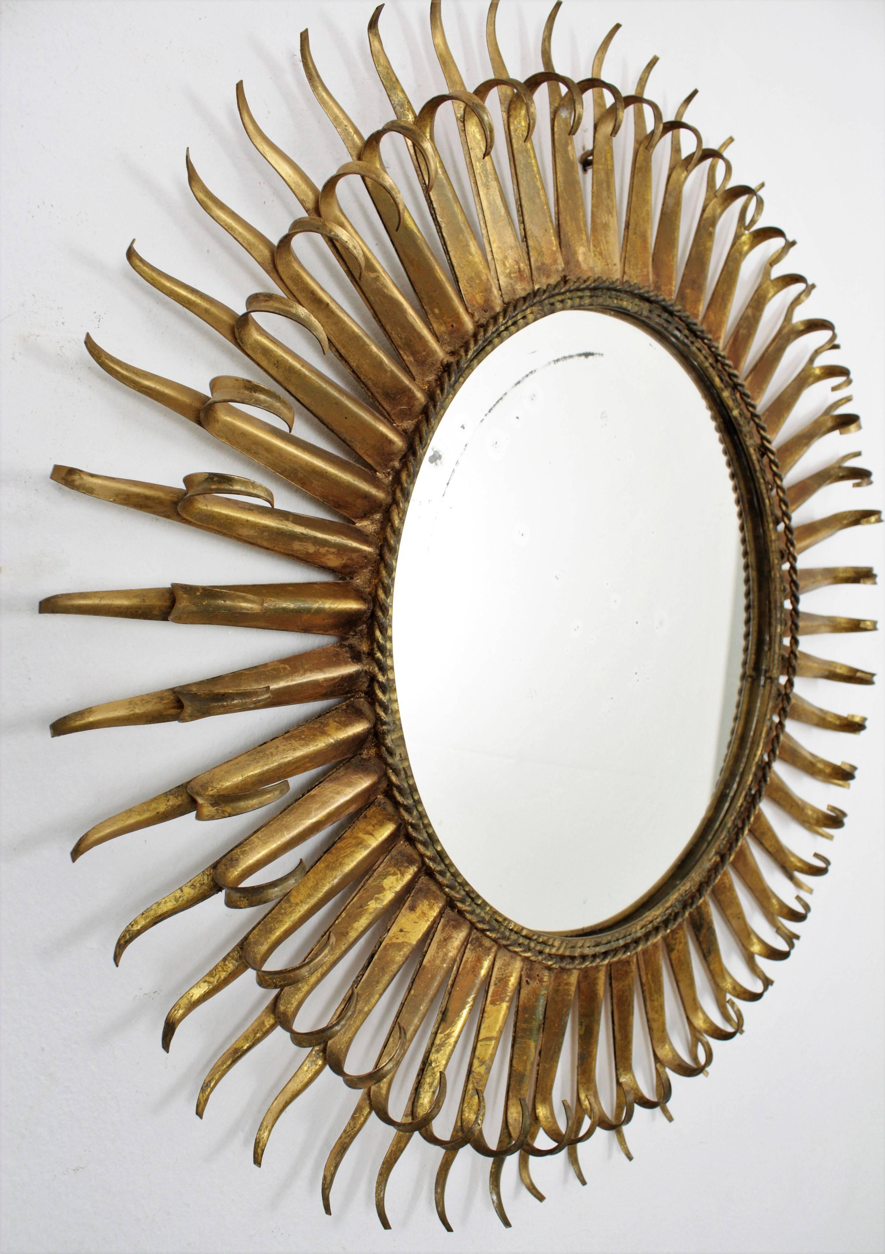 French 1960s Gilt Iron Eyelash Double Layered Round Sunburst Mirror In Excellent Condition In Barcelona, ES