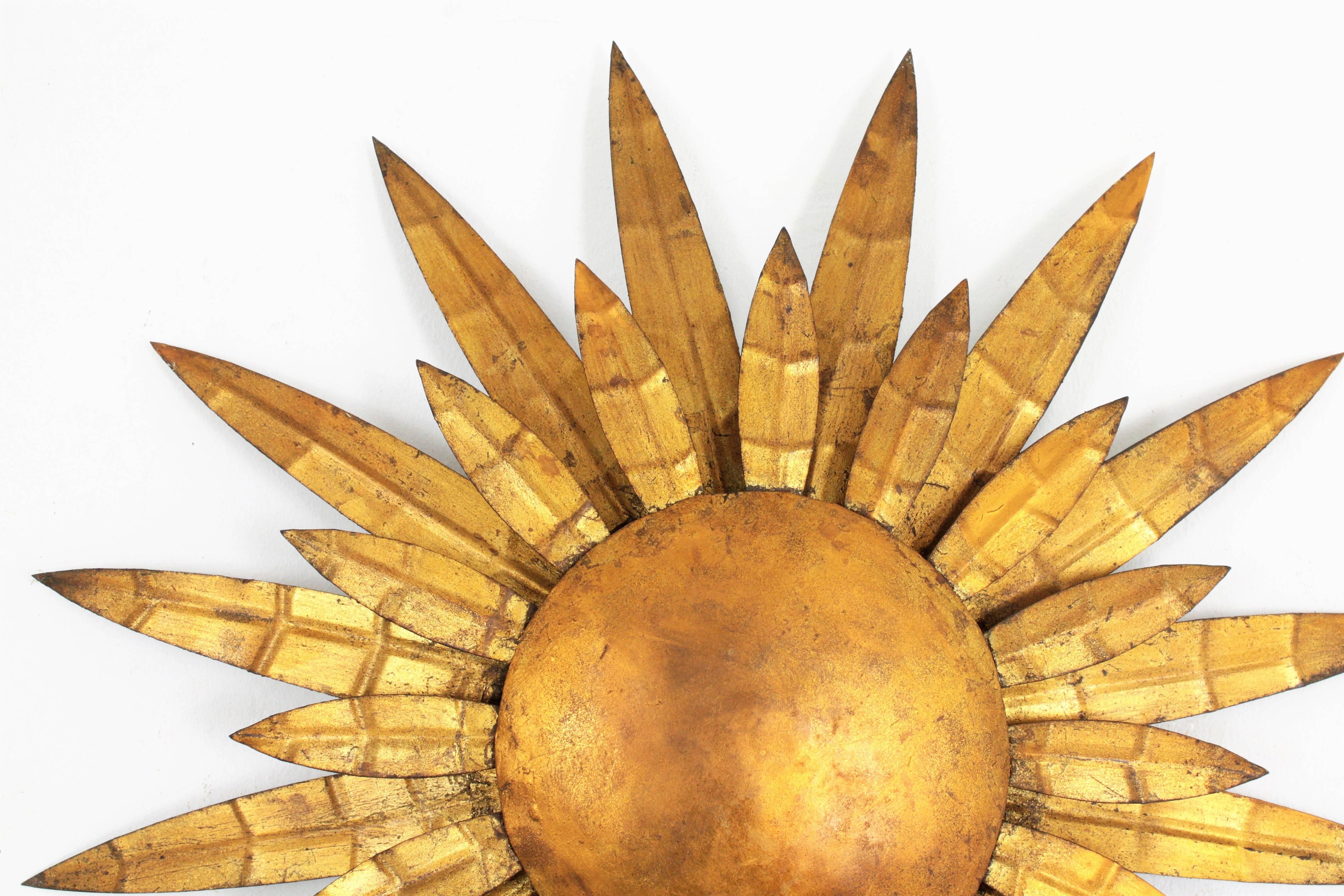 French 1950s Gilt Iron Sunburst Ceiling Sconce Wall Light or Wall Decoration In Excellent Condition In Barcelona, ES