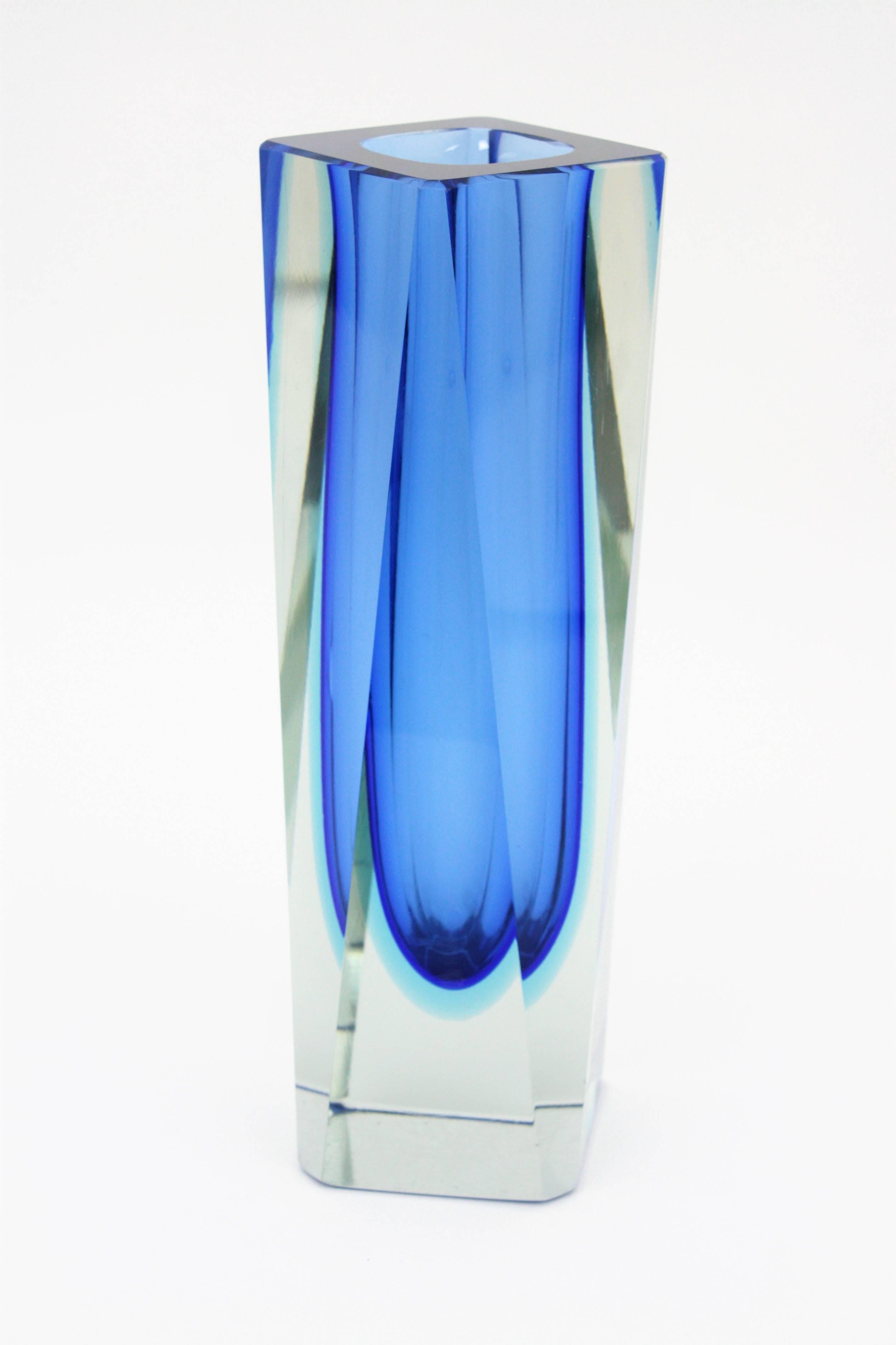 Mandruzzato Triple Cased Blue Faceted Murano Glass Vase in Giant Size In Excellent Condition In Barcelona, ES