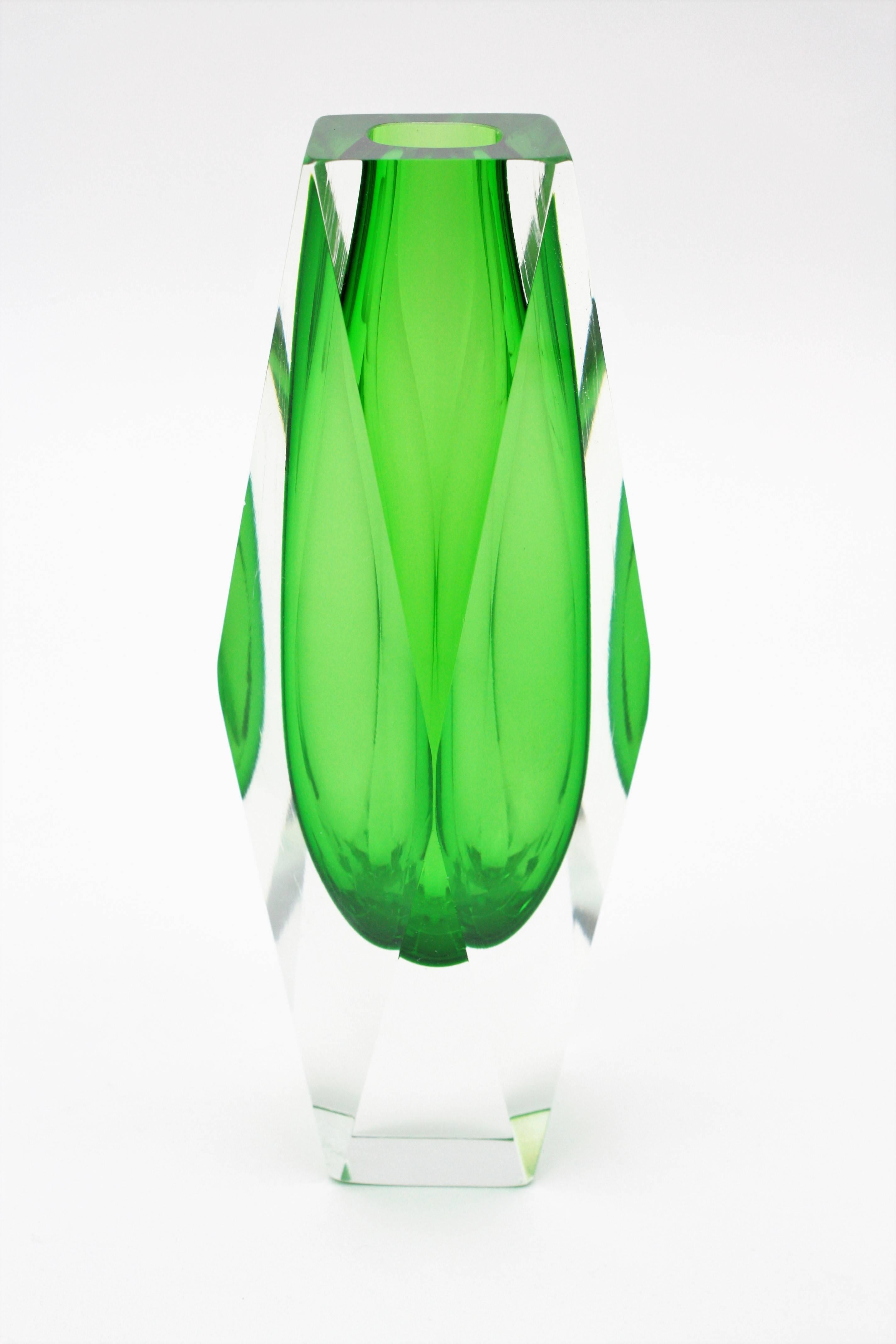 A beautiful Sommerso vase with faceted glass in a vibrant Lime green color cased into clear glass. Attributed to Mandruzzato, Italy, 1960s.

Excellent condition. No chips, no cracks to notice.

Available other Murano glass pieces:
Please, kindly