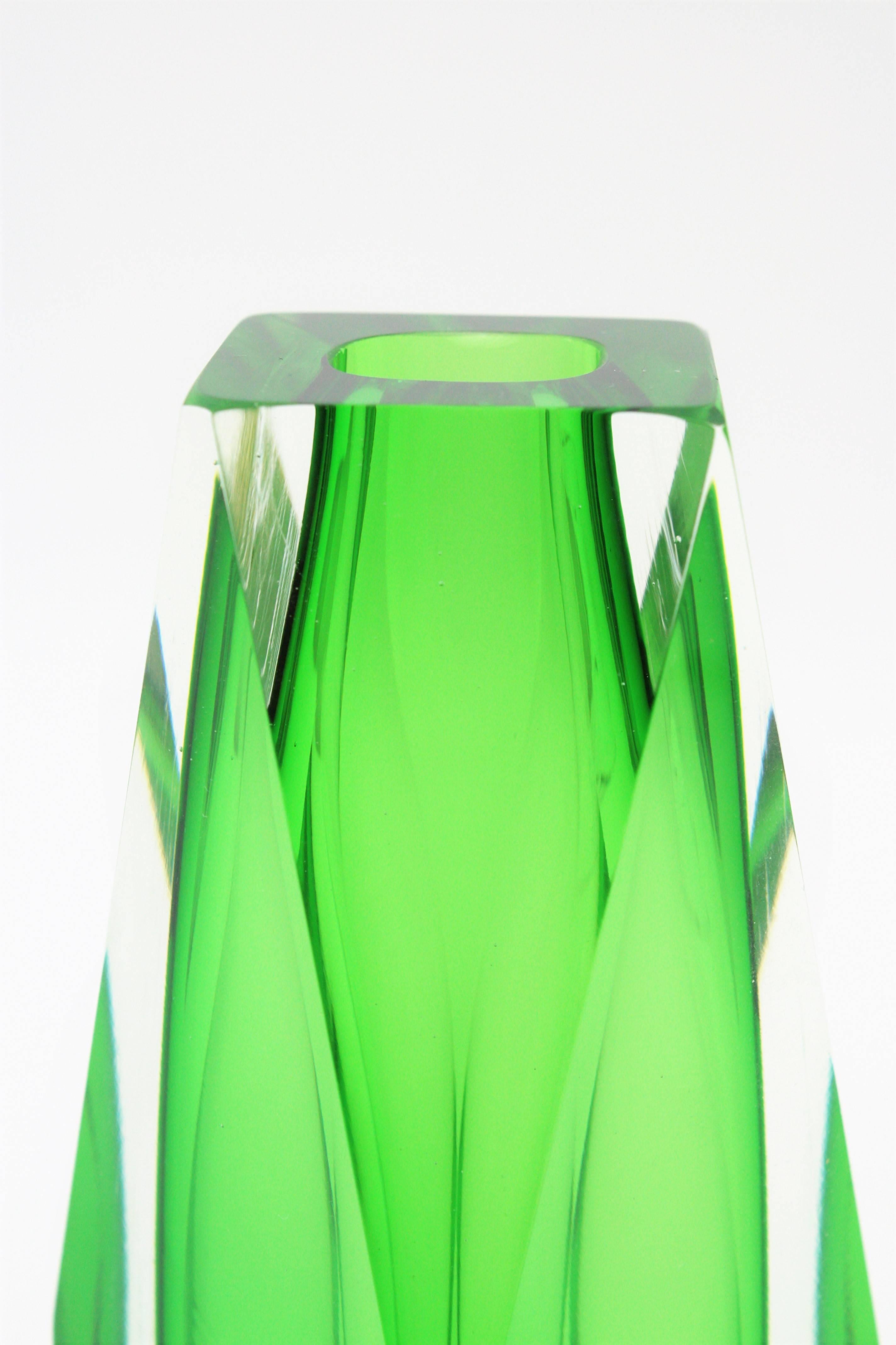 1960s Mandruzzato Lime Green Faceted Murano Glass Sommerso Vase In Excellent Condition In Barcelona, ES