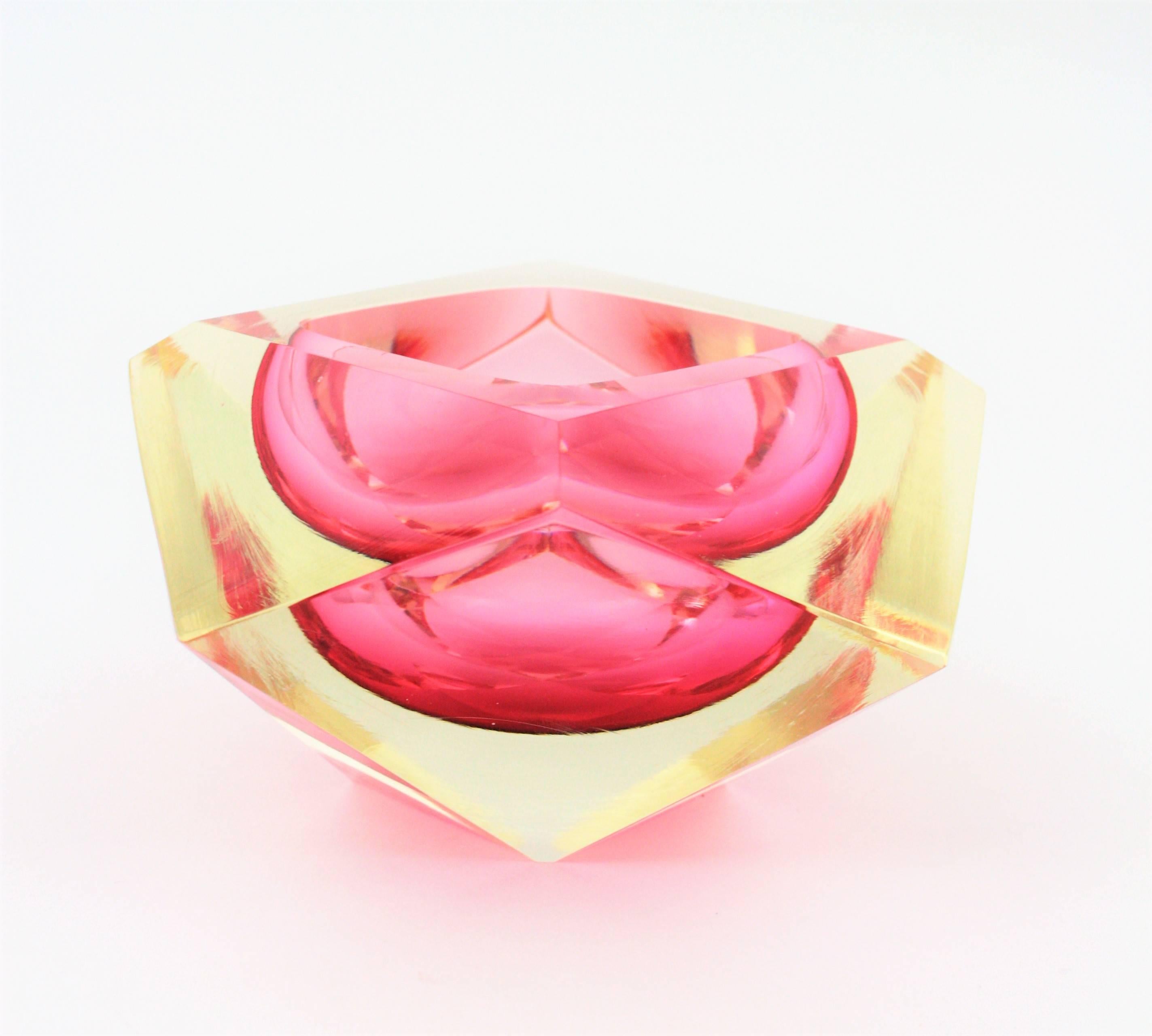 Italian 1950s Flavio Poli Fluor Pink and Yellow Faceted Murano Glass Ashtray In Excellent Condition In Barcelona, ES