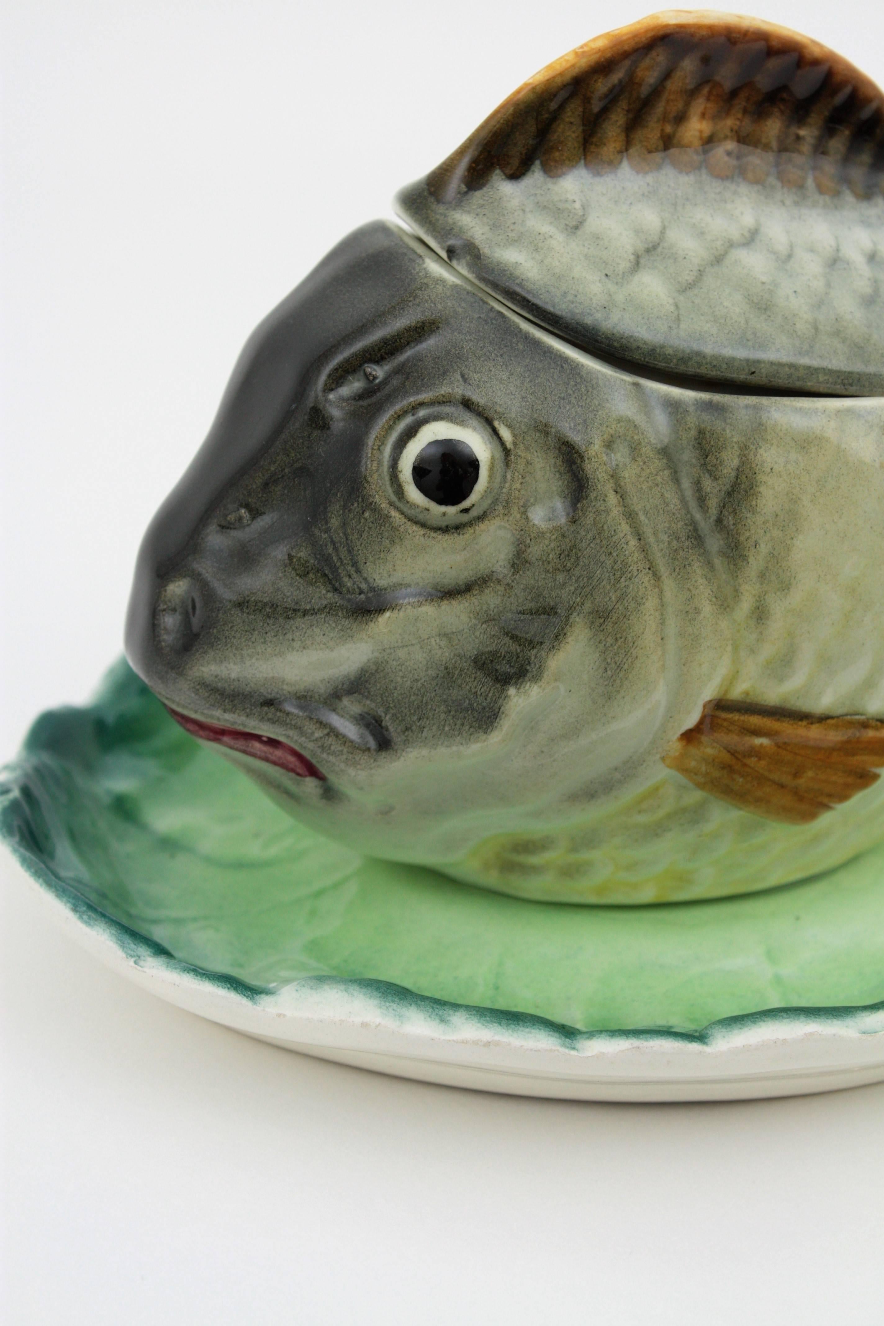 A lovely and colorful Manises ceramic sauce boat with a fish figure on a plant leaf manufactured by Hispania CH-Lladró.
This piece is in excellent condition and it is full of expressiveness and beautiful details. 
Spain, 1960s-1970s.