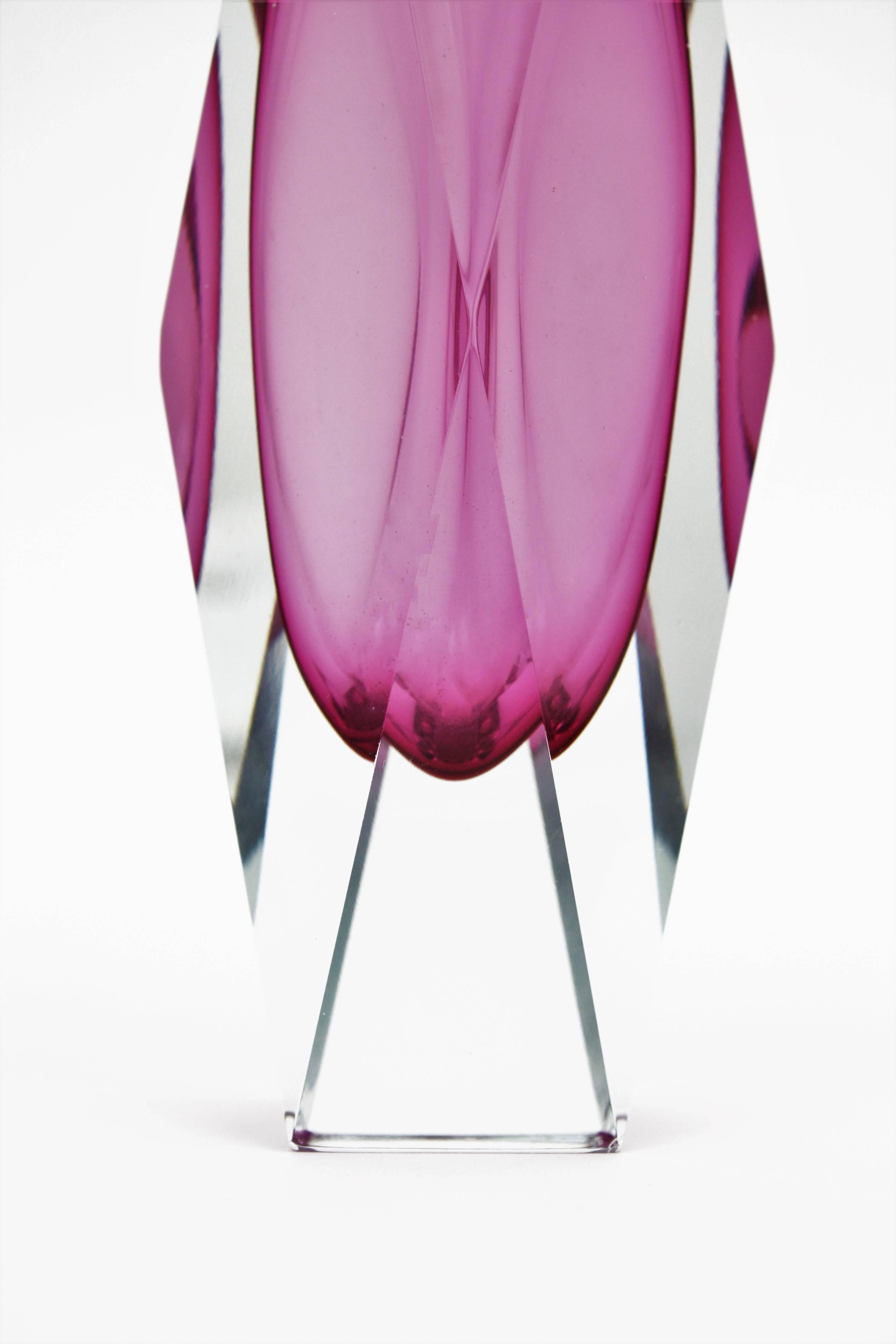Italian 1960s Mandruzzato Pink Faceted Murano Glass Sommerso Vase In Excellent Condition In Barcelona, ES