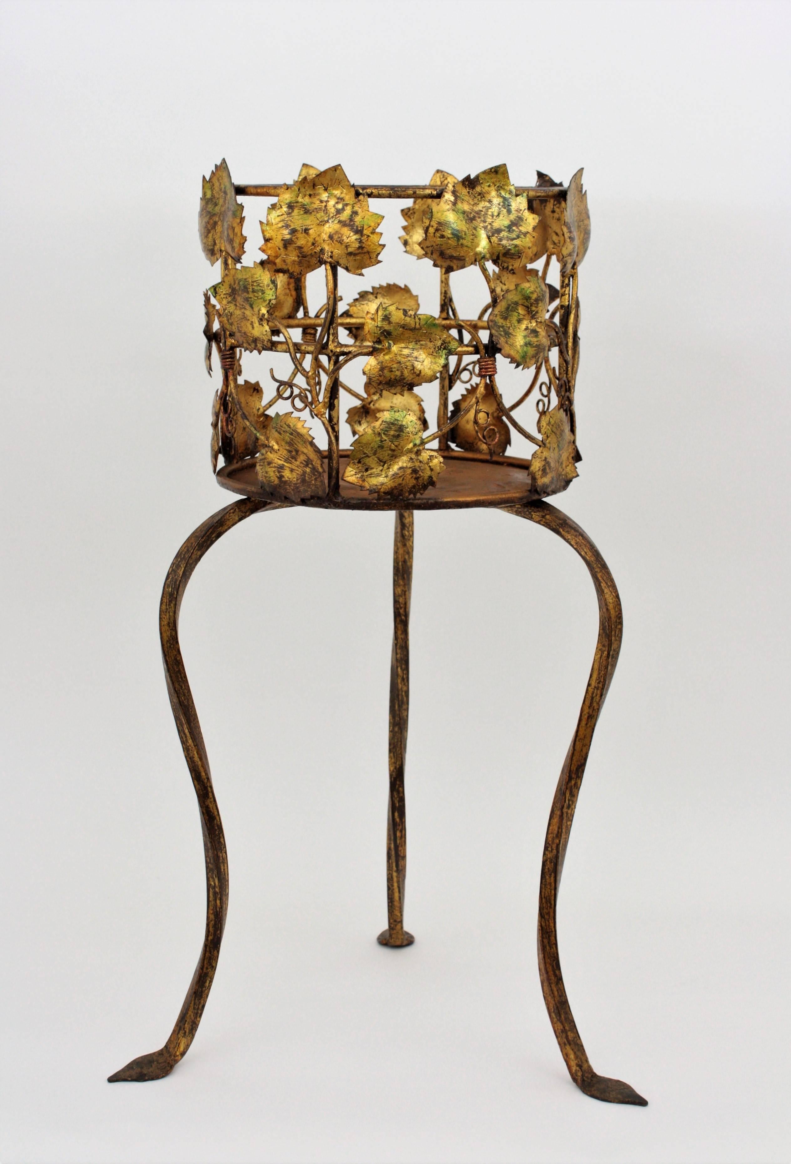 Spanish, 1950s Leafed Hand-Hammered Gilt Iron Planter In Excellent Condition In Barcelona, ES