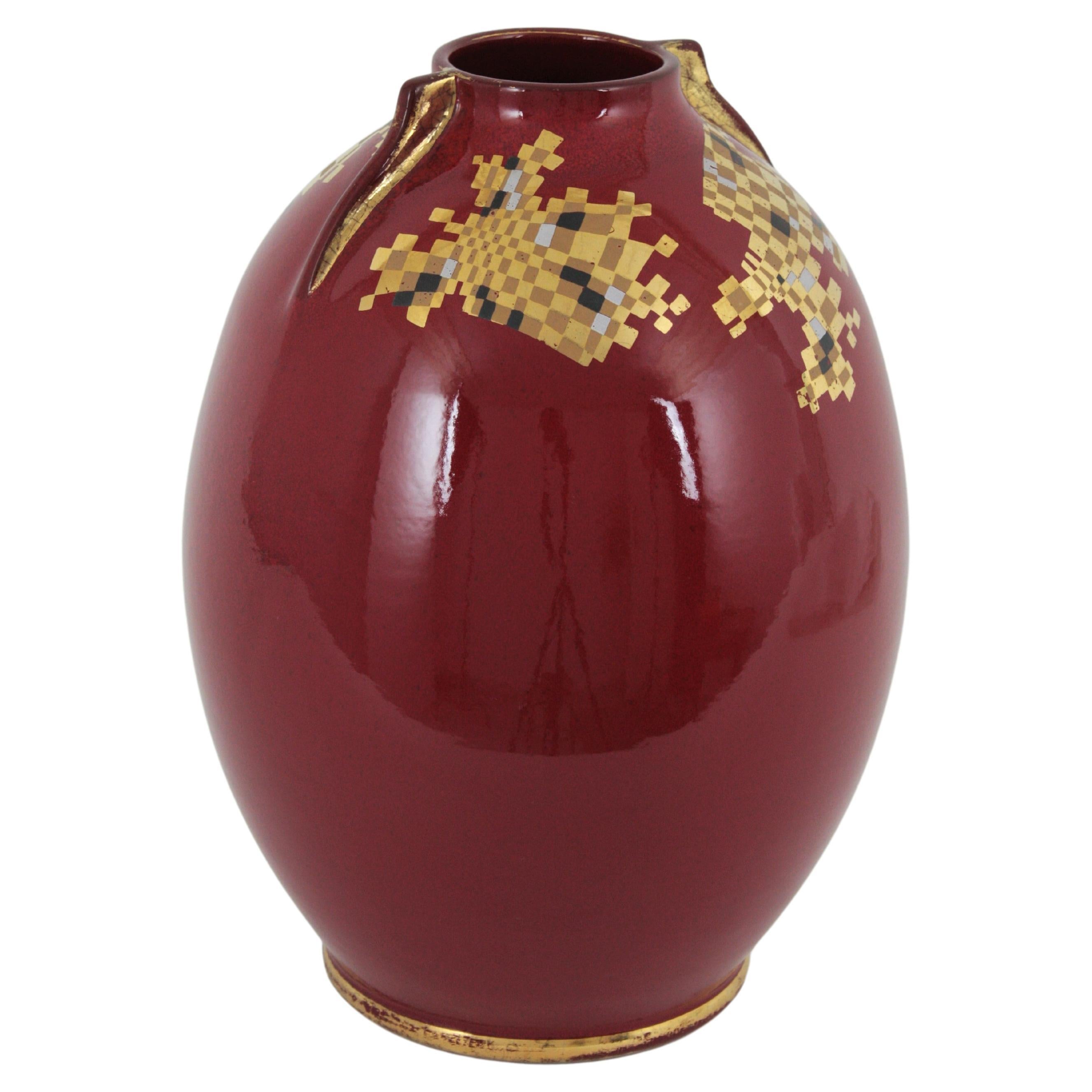 An exquisite handmade glazed ceramic vase from the Spanish manufacturer Casa Bohemia. Spain, 1960s.
A highly decorative piece in a vibrant red glazed color with geometric decorations and gold leaf accents that remind the Gustav Klimt geometric