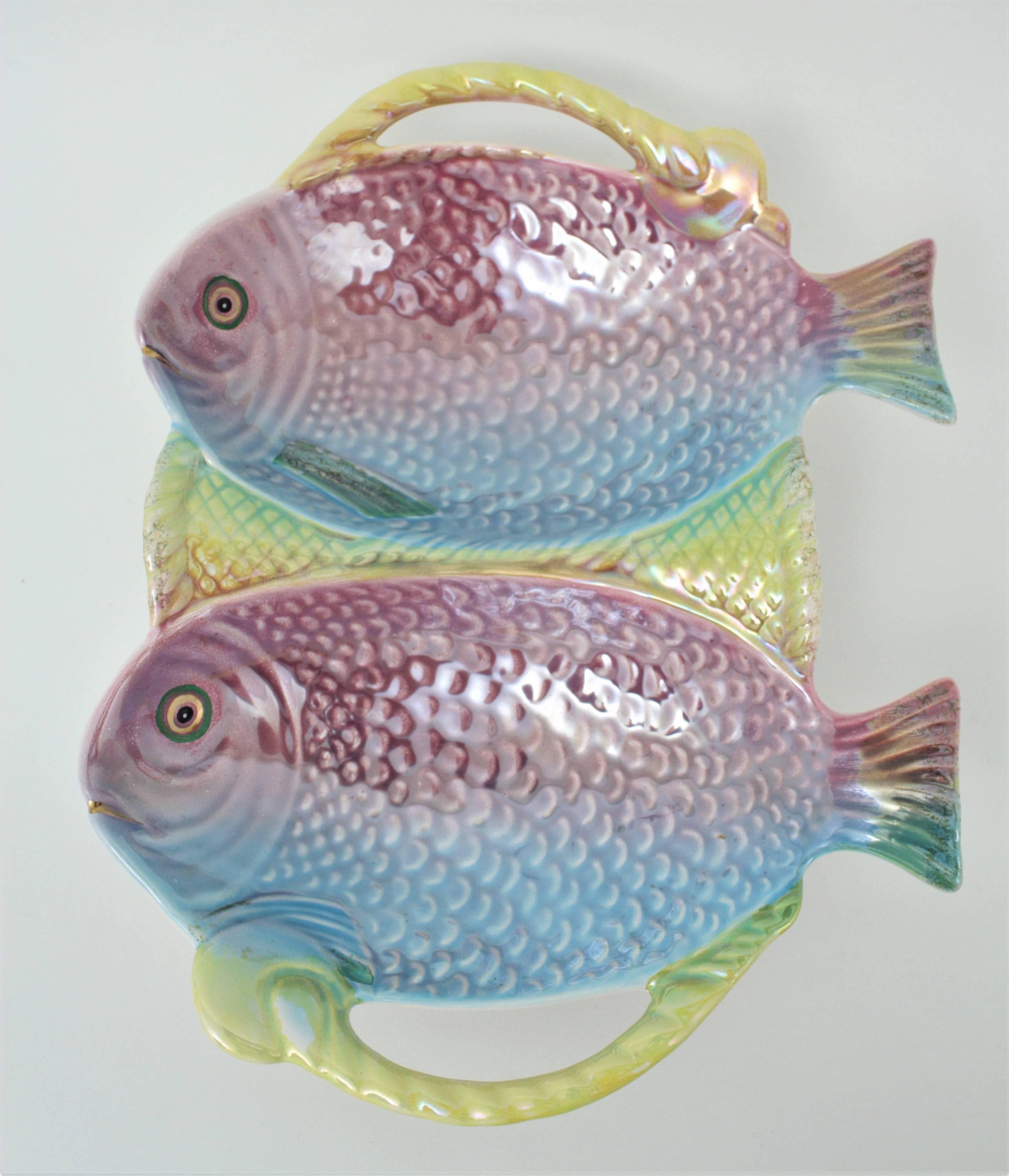 Portugais Plat à poisson du milieu du siècle en céramique émaillée rose, bleue et jaune de majolique  en vente
