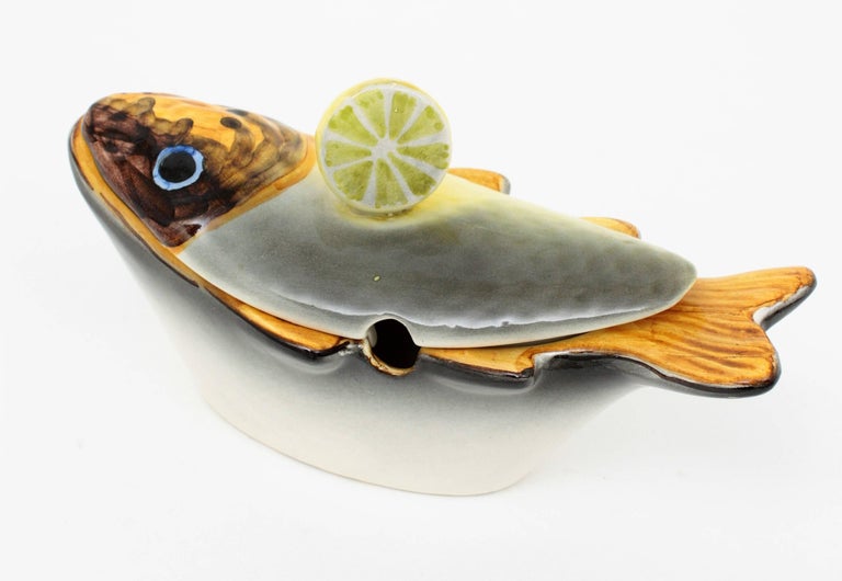 A beautiful hand-painted Majolica glazed ceramic fish shaped sauce boat with half lemon on the top. By Hispania CH Lladró.Spain, 1960-1970s
Manufactured by Hispania CH and marked on the base. Hispania CH was a registered brand from Lladró.
Perfect