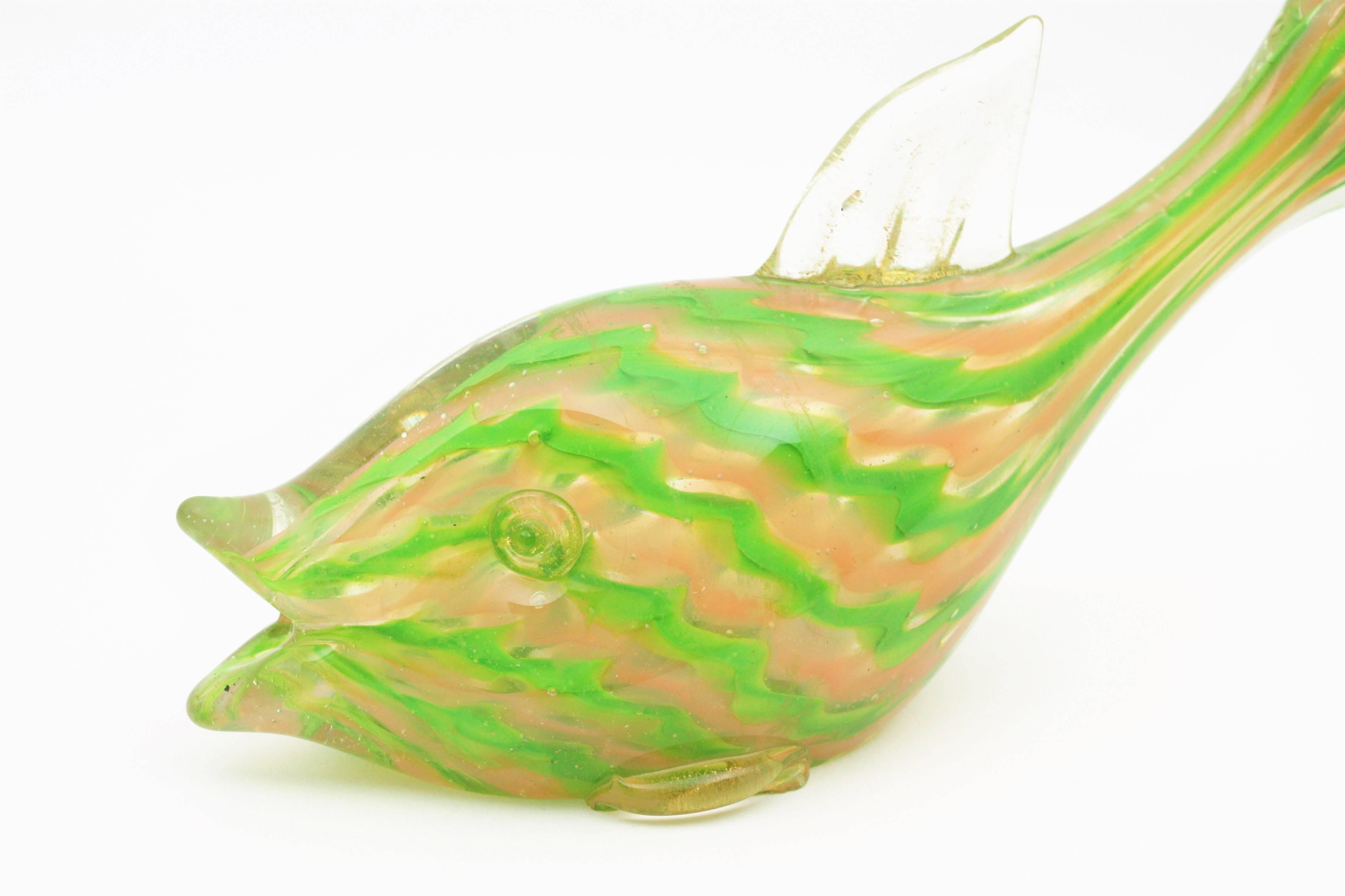 Mid-Century moderno Figura di pesce in vetro artistico di Murano con motivo a strisce e macchie d'oro in vendita