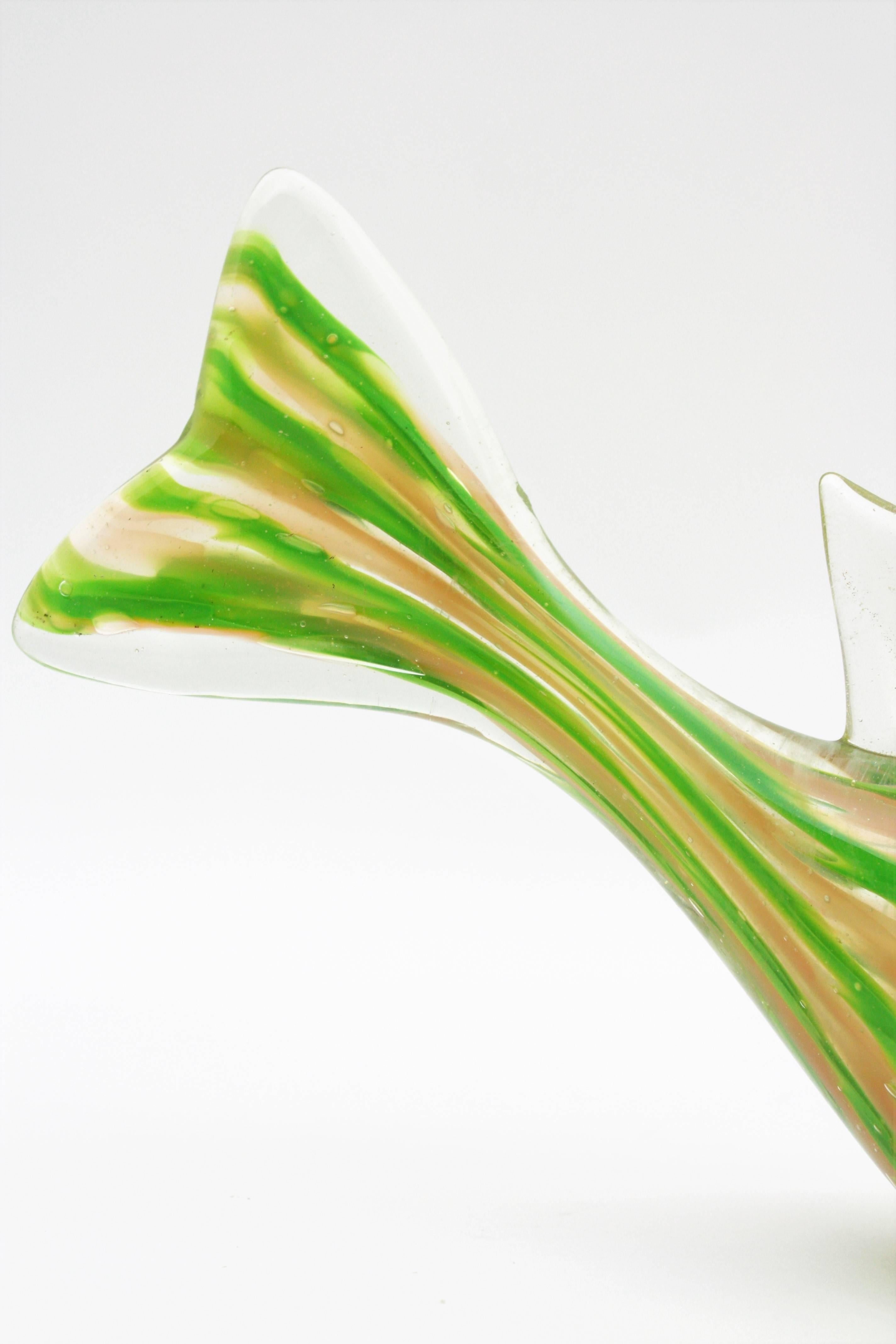 Figura di pesce in vetro artistico di Murano con motivo a strisce e macchie d'oro in vendita 1