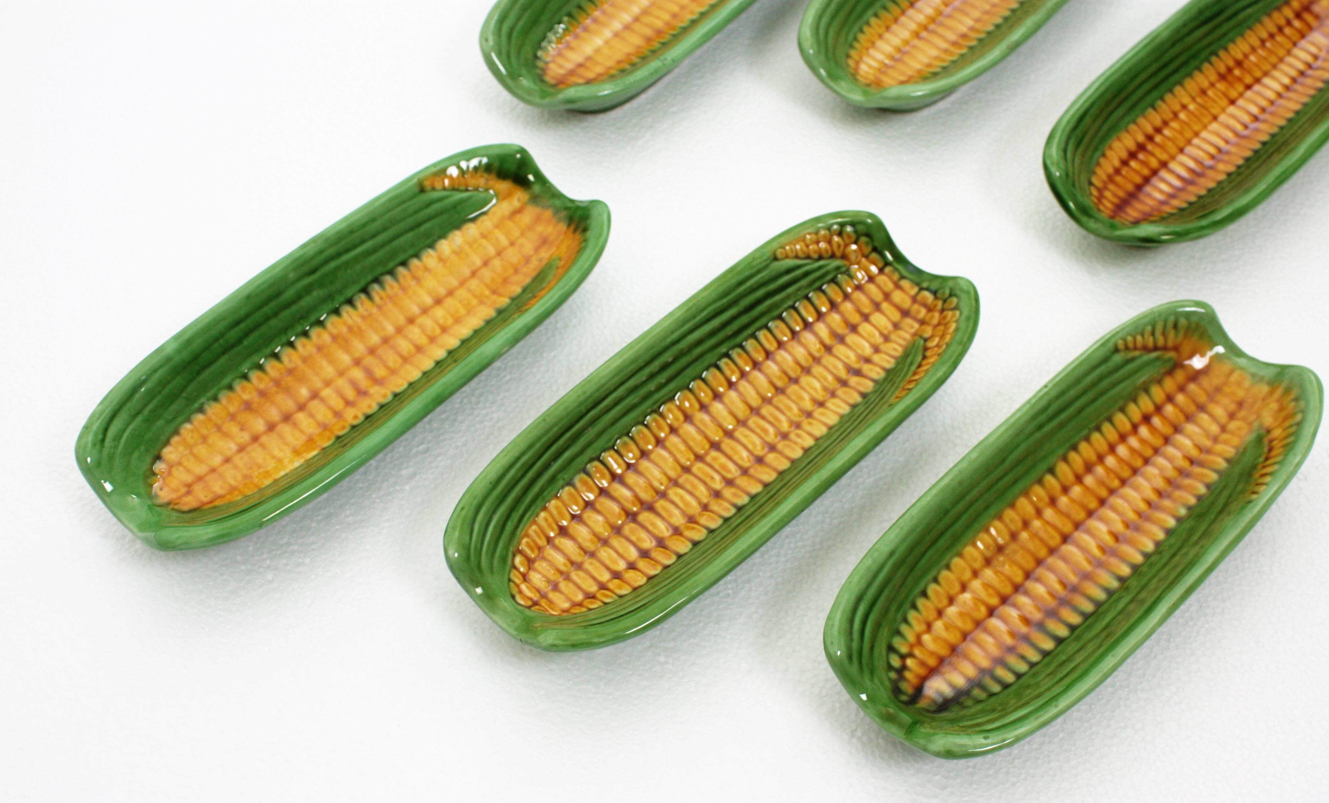 A lovely set of six Majolica glazed ceramic corn on the cob dishes in green and yellow colors. Manufactured in Portugal al the sixties.
All of them in excellent vintage condition, 
Portugal, 1960s.