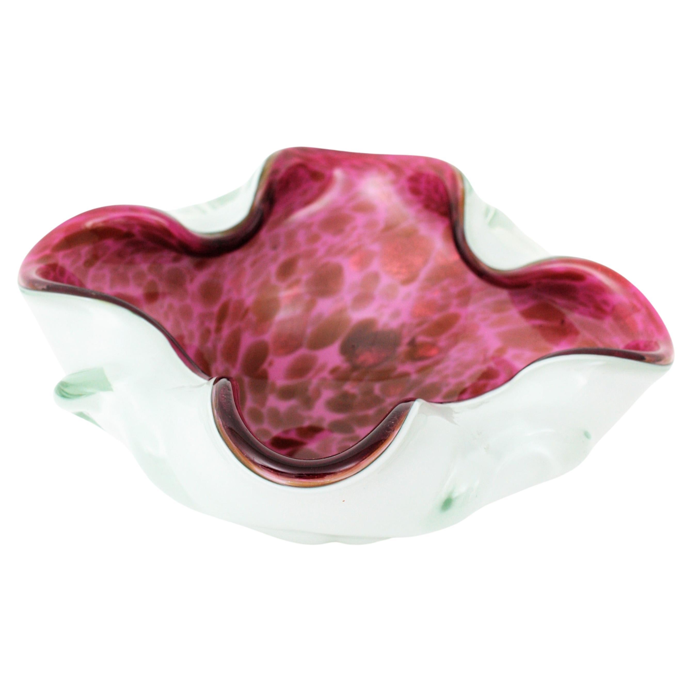 Bol en verre de Murano du milieu du siècle avec des mouchetures d'aventurine. Attribué à Fratelli Toso.  Italie, années 1950-1960.
Magnifique bol ou cendrier en forme de fleur en verre d'art italien soufflé à la main, rose, violet et blanc avec des