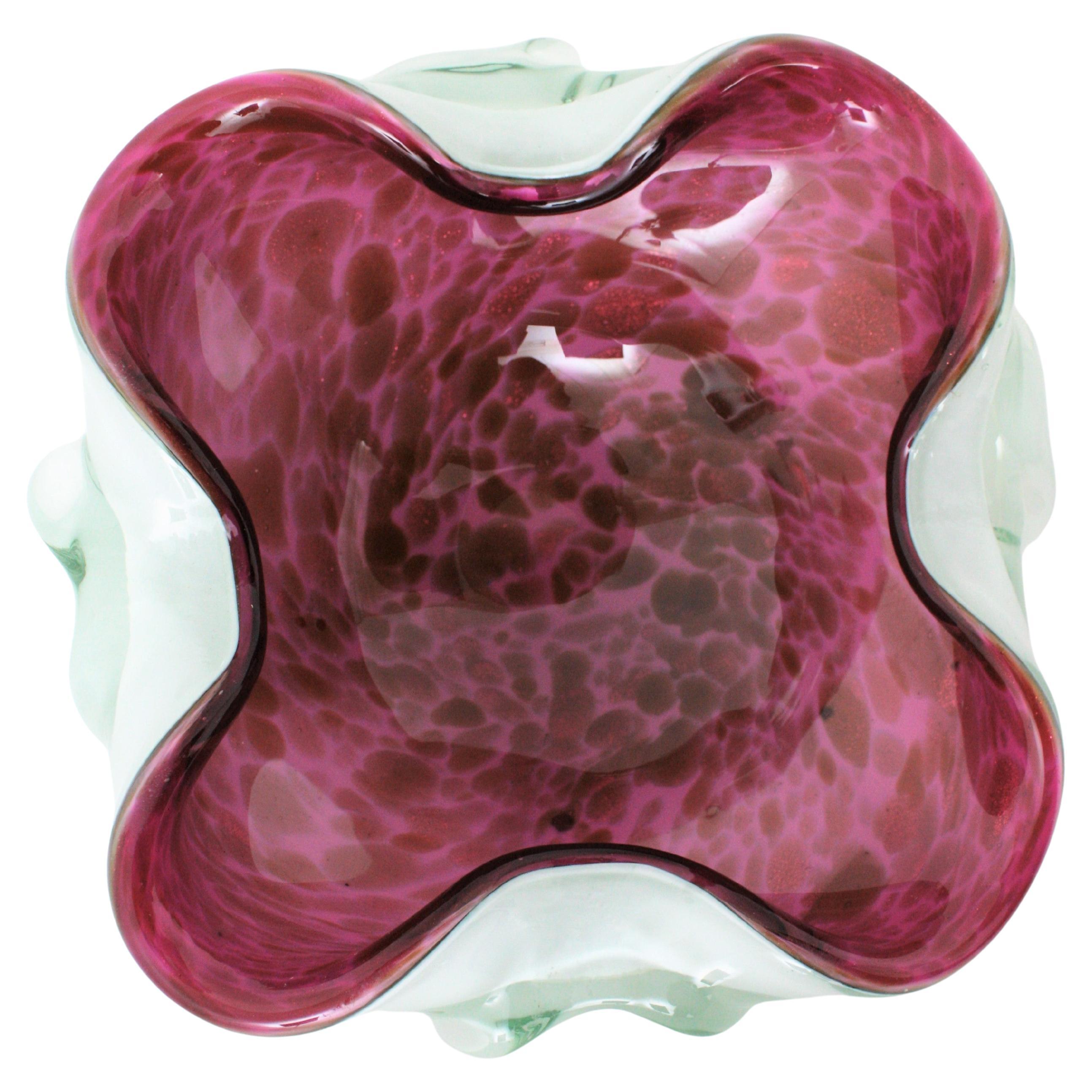 Cuenco de cristal de Murano rosa blanco con motas de cobre, años 50 en venta
