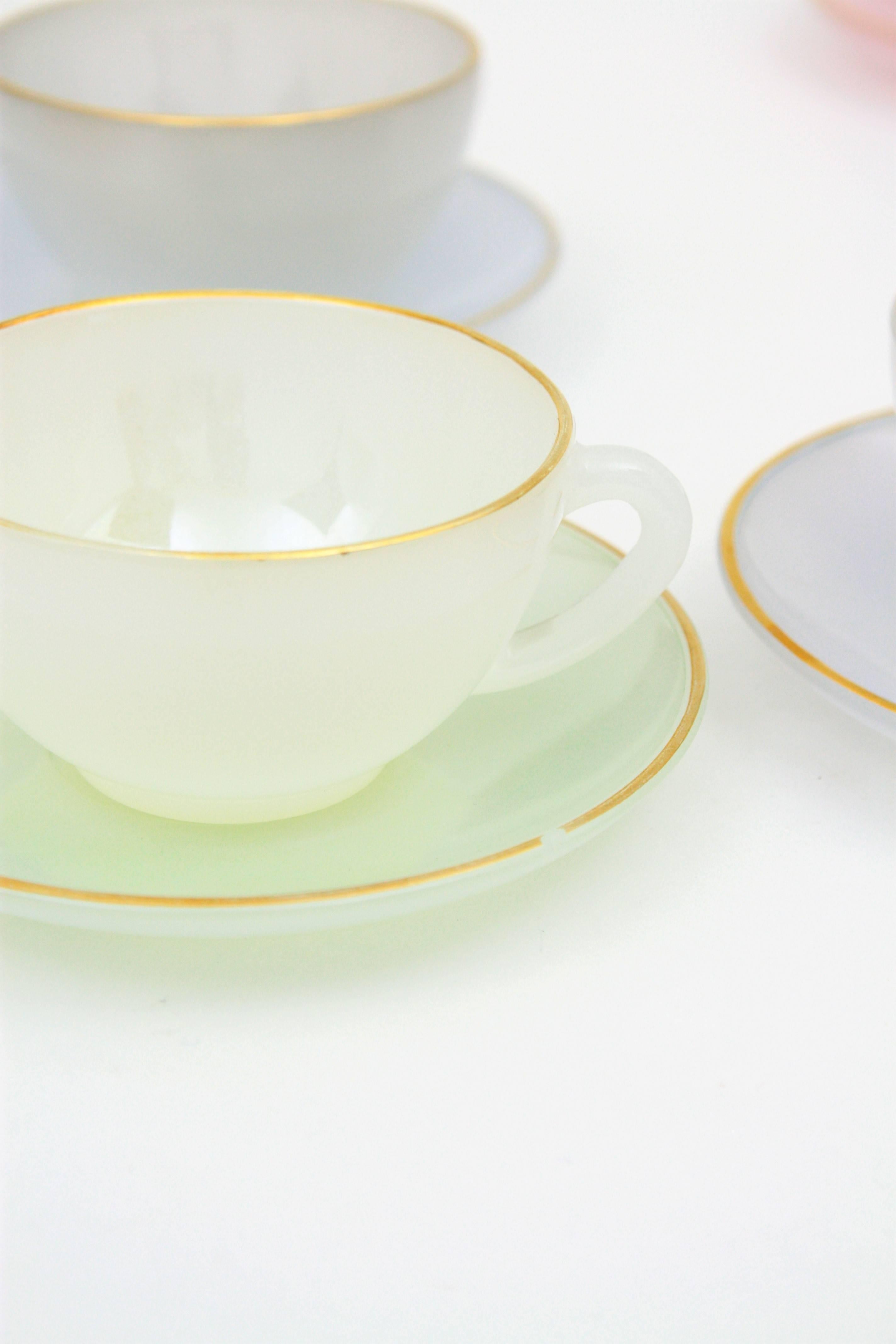 Vintage Set of Eight Opalescent Pastel Colors and Gold Coffee Cups, France 1960s In Excellent Condition In Barcelona, ES