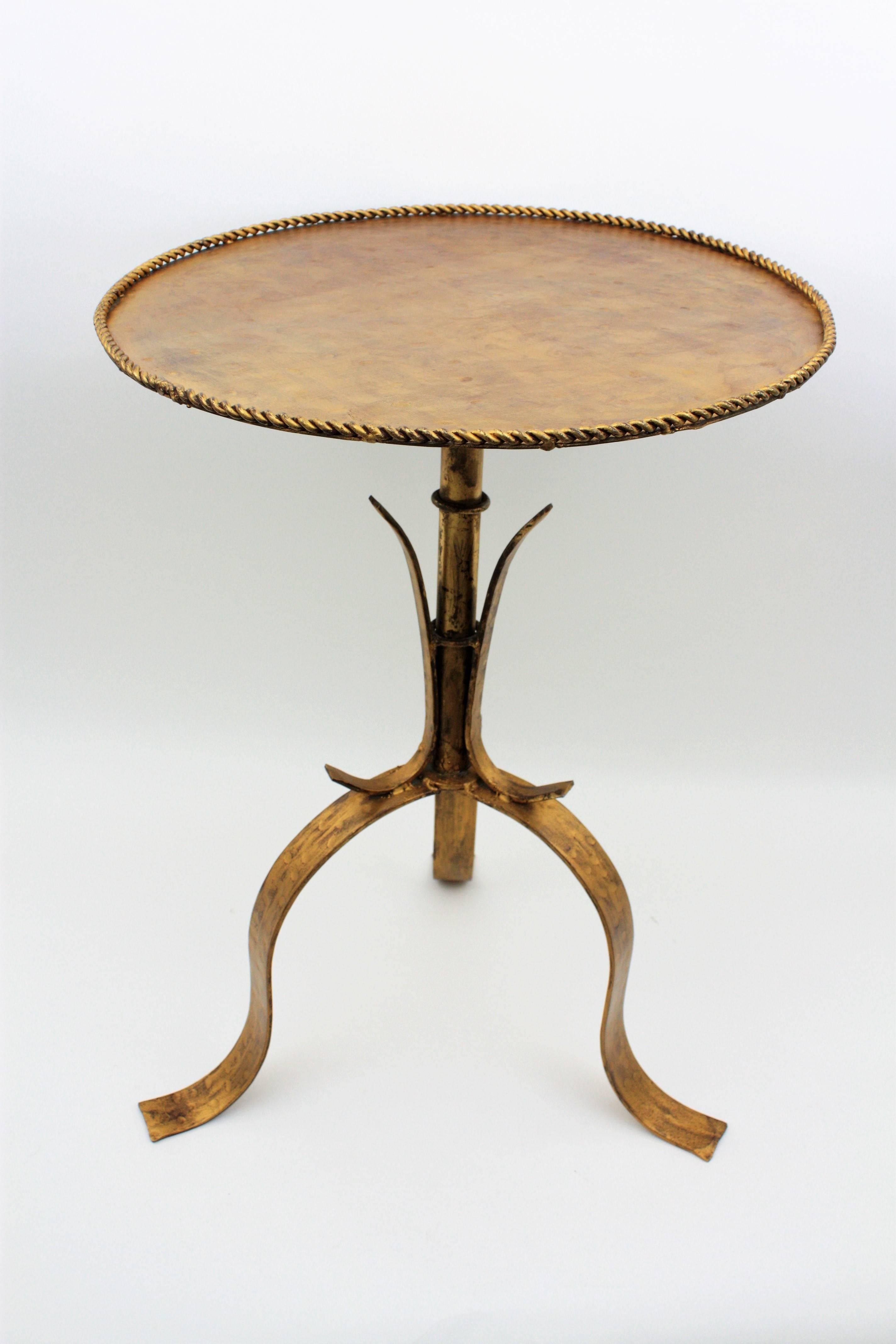 Beautiful hand-hammered gilt iron gueridon. Very decorative as a side table, coffee table or stand.
Spain, 1940s-1950s.

Please, kindly check our storefront to see more pieces in this manner.
        