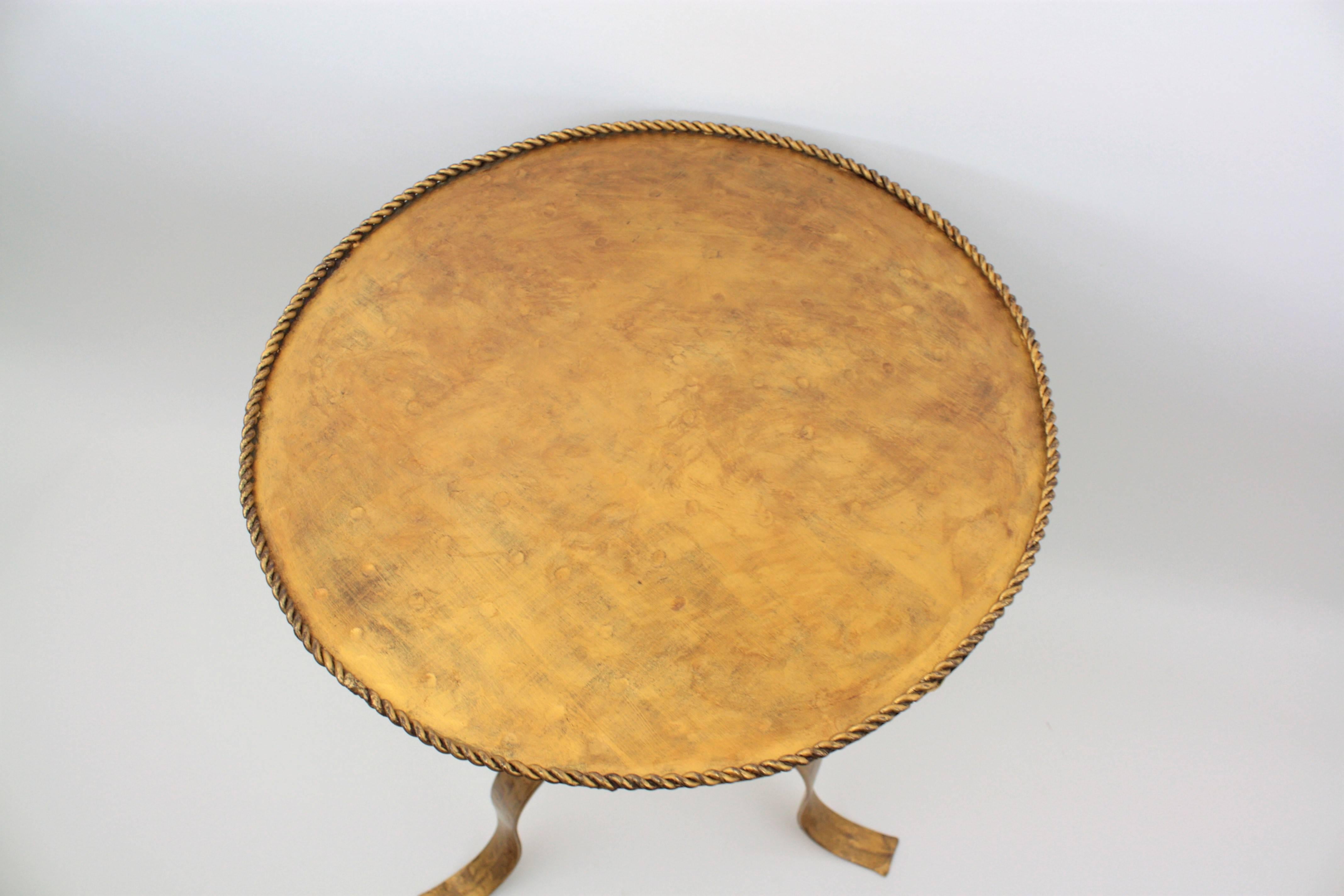 Spanish Mid-20th Century Hand-Hammered Gilt Iron Gueridon Table In Excellent Condition In Barcelona, ES